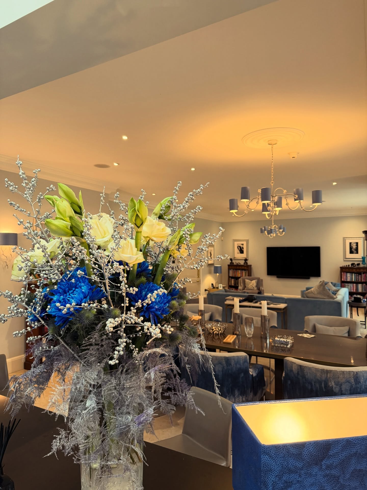 Every floral design is carefully considered to complement each clients home. Merry Christmas 🎄
#blomsterdekoratör #blomster #floraldesigns #floralstylist #floralartist