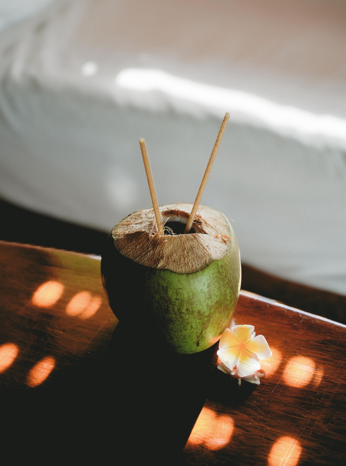 Un coco fresco para saborear el instante.
En esta época de celebraciones, es el momento de brindar, compartir y decir Manuia — “salud” en tahitiano.
•
A fresh coconut to savour the moment.
During the festive season, it’s time to celebrate, share, and say Manuia — “cheers” in Tahitian.
📷 @emmatournier_ | @ic_boraboralemoana
#MoemoeaTravel #PolinesiaFrancesa #FrenchPolynesia #IslandMoments #FestiveSeason #Manuia #EndOfYearVibes #TravelInspiration #LoveTahiti