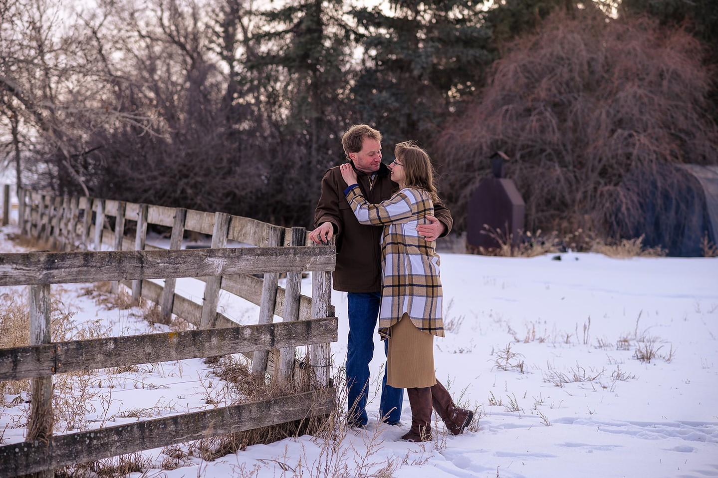 Cold air, warm memories — here are three foolproof winter outfit combos I love for family photos around Lethbridge and Southern Alberta. I photograph families from Nobleford to Waterton, and these keep images timeless and stress-free. Link in bio.
1) Cozy neutrals: cream sweater, camel coat, dark jeans, and leather boots. Soft textures catch the light and flatter every skin tone.
2) Layered jewel tones: deep teal or burgundy cardigan over a neutral base, wool scarf, and muted plaids for visual interest without noise. Bold without competing with faces.
3) Classic monochrome with a pop: charcoal or navy coats for a streamlined look, then add one colorful accessory (hat or mitts) to draw the eye.
Want help planning outfits for your session in Lethbridge, Waterton, Fort Macleod or nearby? I’ll pull together looks that photograph beautifully and feel like you. Comment your town below or DM me to book. 📸✨ #LethbridgePhotographer #SouthernAlberta #WinterFamilyPhotos #MeganKelseyPhotography