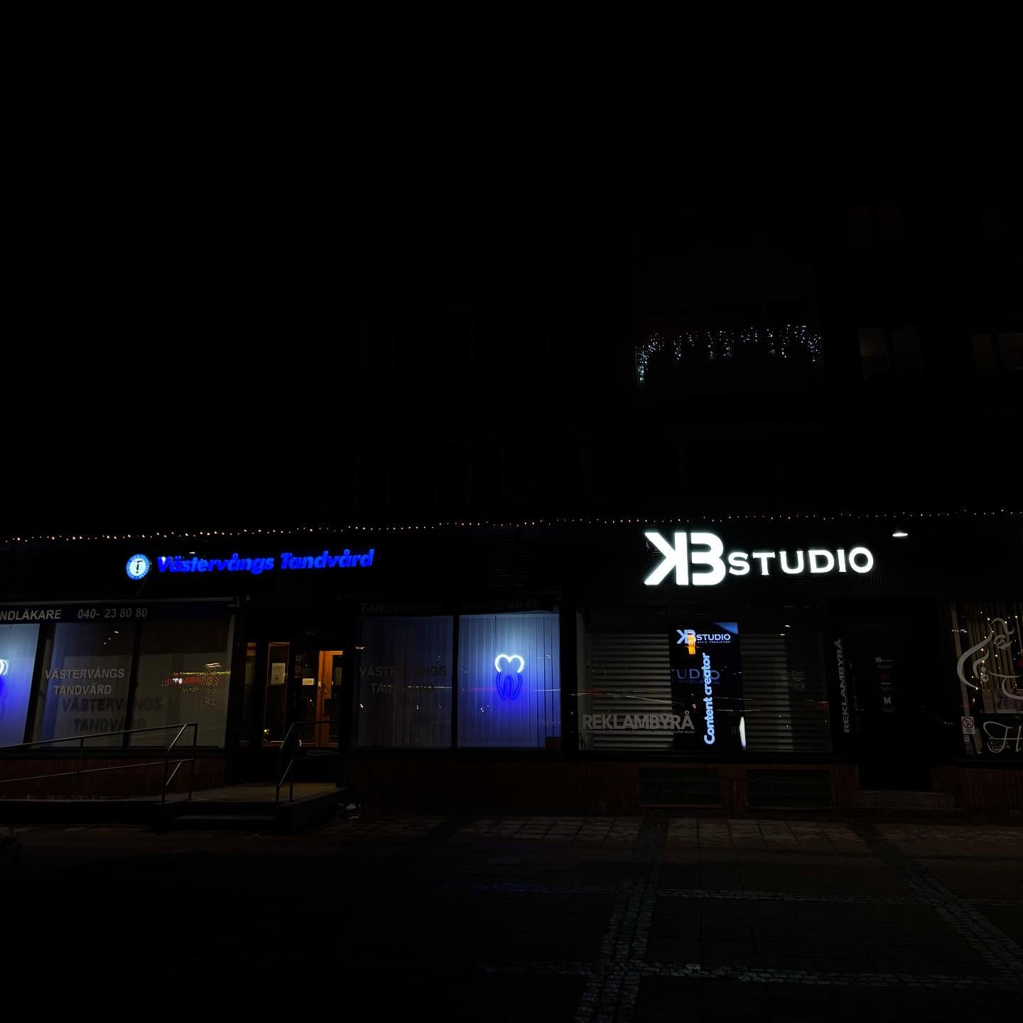 Erikslust torg Malmö, framlyst 3D SKYLT.
3Dskylt din lokala skylttillverkare!
Sätt ditt företag i rampljuset och få kunder att stanna och beundra.
www.3dskylt.se
#3dskylt #skyltar #skylt #företag #skylttillverkning 3dsign 3dskyltar signfactory channelletters 3dletters