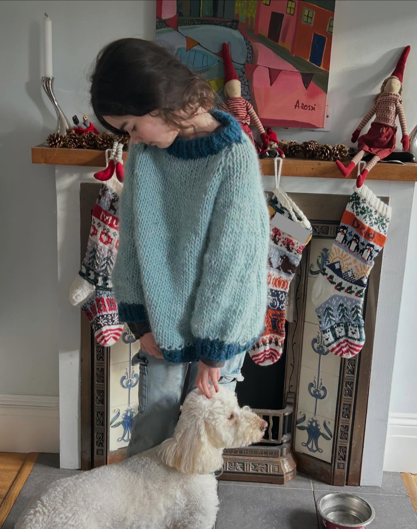 My daughter finished her #rollupknitdownjumper before Christmas and is feeling happy proud and warm! 💙🩵
Pattern by @laurenastondesignsstudio