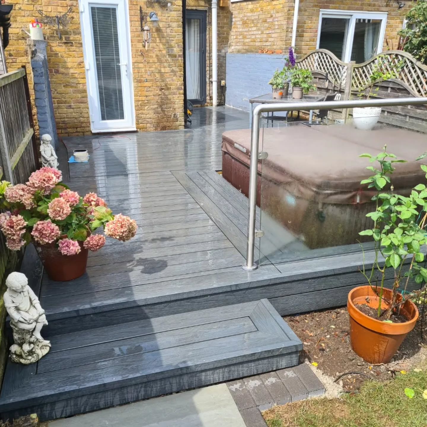 Composite decking around your spa is a must! No rot, no splinters, just a smart looking space! DM us for more information! ðð