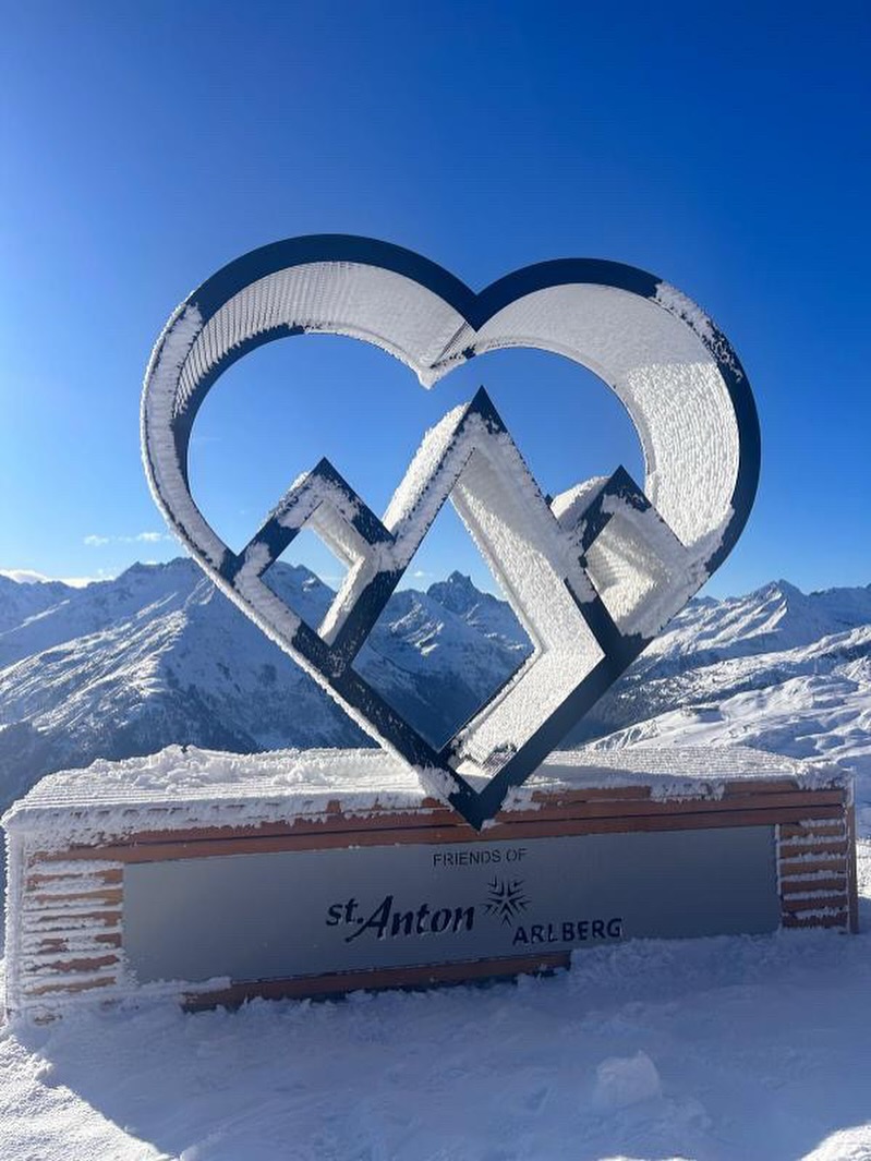 Something new has been placed on top of our local mountain 🤩 a heart! A beautiful design, perfectly fitting into the landscape. We think it’s a really cool addition and this will probably become a foto-hotspot 😉
❄️
❄️
❄️
#arlberg #skiarlberg #friendsofstanton #skislopes #skischool #guides #skiguide #mountaintop #snowheart