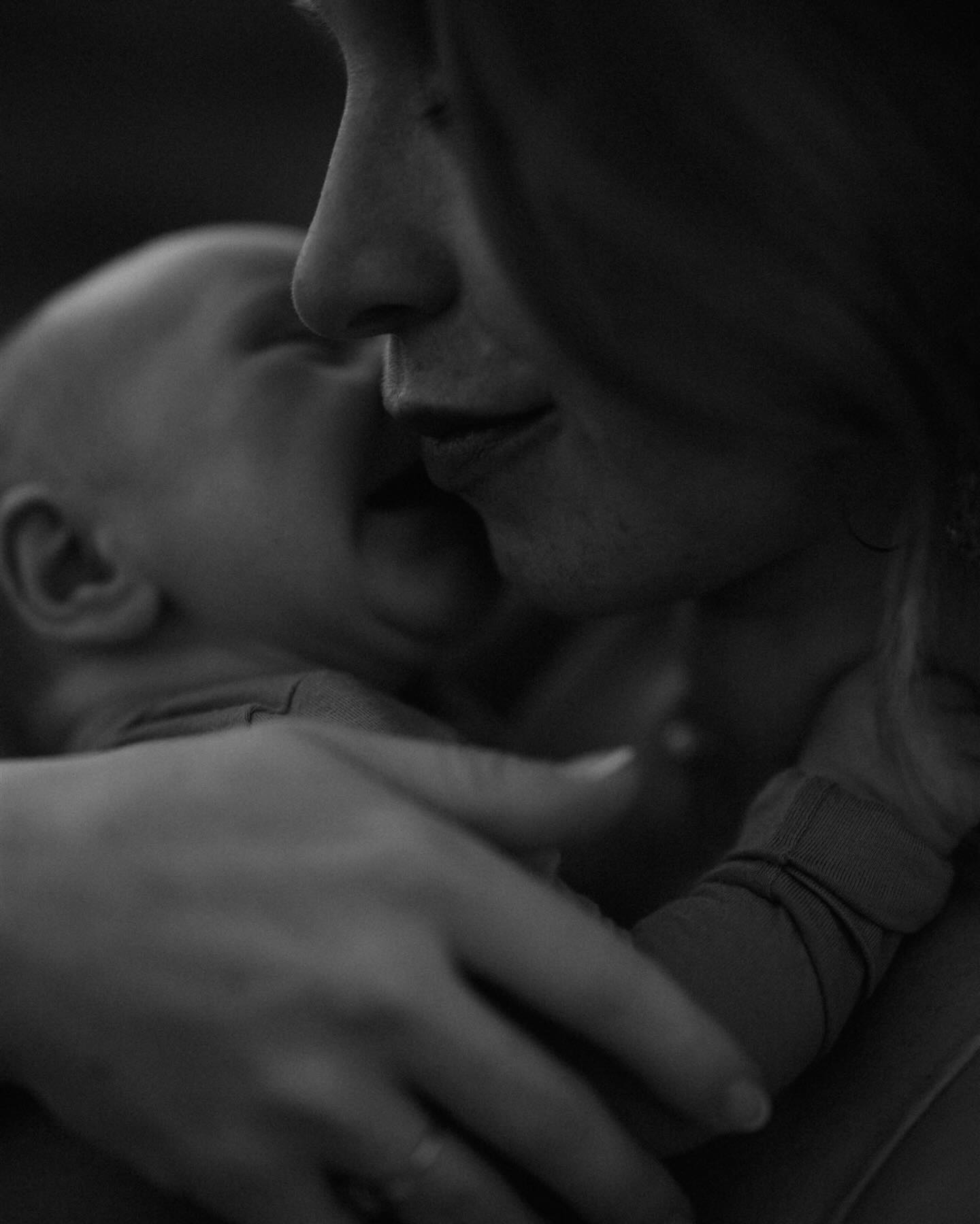 there something about slide 1 that stops me in my tracks… I’m 7 months pregnant with my second baby, a year postpartum with my first, and catching this totally mundane moment of a newborn trying to suckle on his mama’s cheek just makes my postpartum heart melt. It immediately takes me back to my newborn, the way he’d try to suck on my lips, anything to find a boob really - lol. It’s real, raw, & magical to me; and reminds me of my own motherhood in all the best ways. 🌙✨
.
#sanantonionewbornphotographer #sanantoniomaternityphotographer #boernemoms #sanantoniomoms #alamoheightsmoms #stoneoakmoms #postpartum