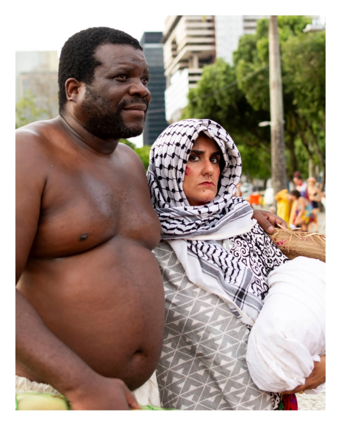 Mesmo escolhendo estar esse ano em cena no Auto de Natal do Grupo Tá na Rua, teve um momento em que saí pra colocar em ação também meu olhar fotográfico. Estar dentro e fora ao mesmo tempo, atravessada pela mesma emoção, pelo mesmo coletivo, pela rua. Quando as linguagens se encontram, tudo faz ainda mais sentido ❤️
@grupotanarua
@amirhaddadreal