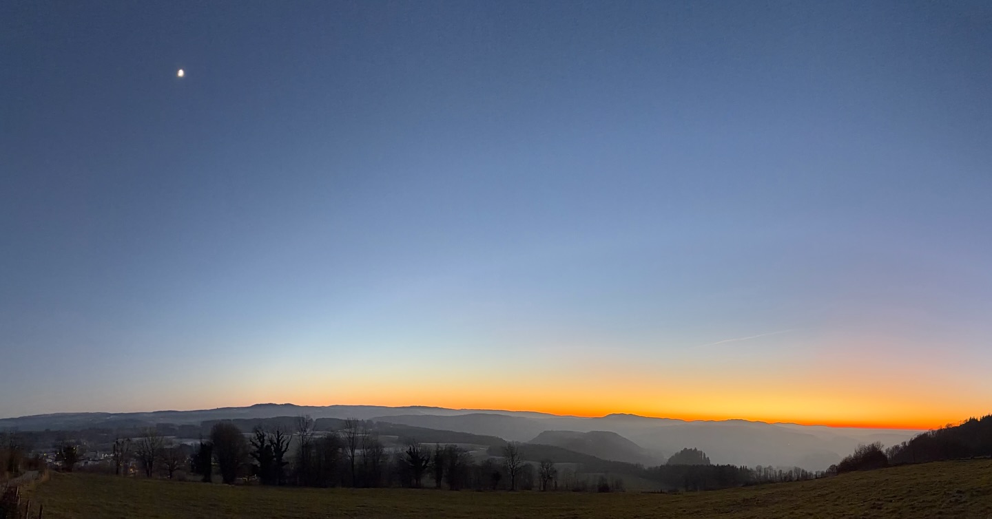 📸 Le temps s’arrête au @payshorloger …
… ici au cœur du @pnrdoubshorloger chaque coucher de soleil est une invitation à ralentir, à respirer, à rêver. 🌅✨
#doubstourisme #payshorloger #coucherdesoleil☀️ #naturesauvage #tourismedurable