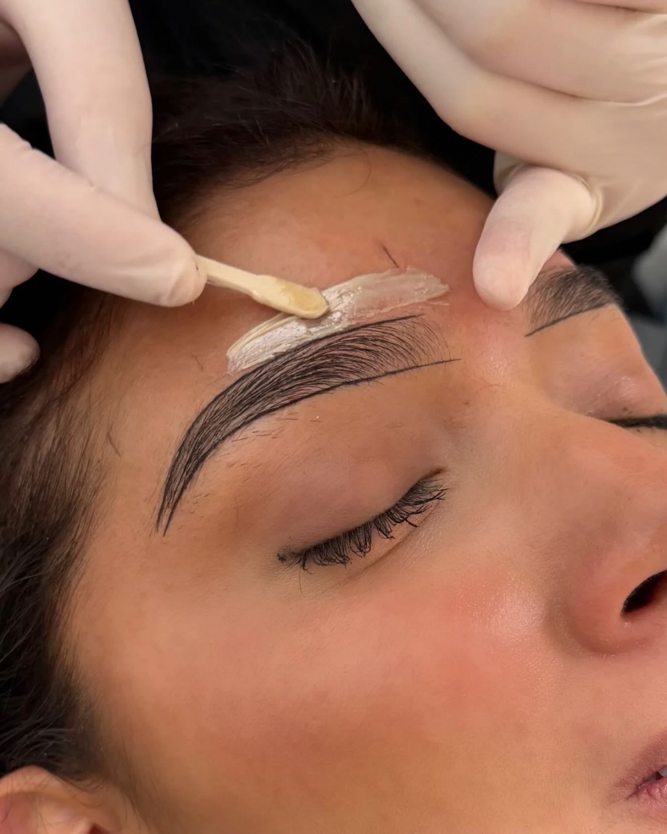 The base of every good brow starts here 𩷠#lavoomsalonYYC
â˘
#YYCBeauty #CalgaryBrows #CalgaryLashes #BeautySalonYYC
