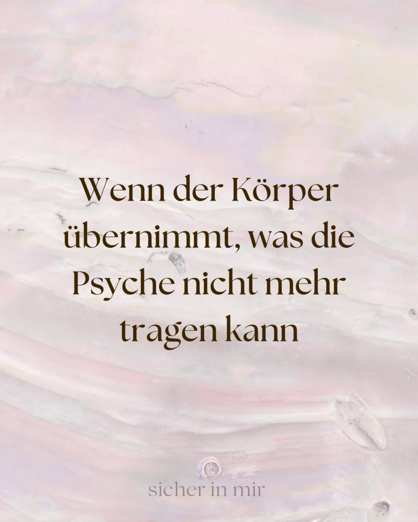 Der Körper reagiert nicht zufällig.
Und er reagiert auch nicht, um uns zu „ärgern“.
Aus Sicht des Nervensystems ist jede körperliche Reaktion eine Antwort.
Auf anhaltenden Stress.
Auf zu frühe Verantwortung.
Auf fehlende Sicherheit.
Auf das, was zu lange getragen werden musste – oft still, oft allein.
Viele von uns haben gelernt zu funktionieren.
》Nicht, weil wir uns selbst verloren haben,
sondern weil unser Nervensystem einen Weg finden musste,
verbunden zu bleiben und zu überleben.
Wenn das Nervensystem über lange Zeit in Alarmbereitschaft bleibt,
trägt der Körper mit.
Er kompensiert, reguliert, hält aus.
Bis dieser Ausgleich nicht mehr möglich ist.
Symptome sind dann kein Versagen.
Sie sind ein Hinweis.
Eine Grenze.
Manchmal die erste ehrliche Sprache des Körpers.
Und manchmal gehören diese Reaktionen nicht nur zu unserer eigenen Geschichte.
Nervensysteme entstehen in Beziehung.
Stress, Überforderung und ungelöste Erfahrungen
wirken über Generationen weiter – leise, aber wirksam.
Heilung bedeutet deshalb nicht, den Körper zu reparieren.
Sondern dem Nervensystem neue Erfahrungen von Sicherheit zu ermöglichen.
Über Beziehung.
Über den Körper.
Über langsames, ehrliches Spüren.
Vielleicht ist dein Körper nicht das Problem.
Vielleicht ist er der Teil in dir,
der am längsten für dich ausgehalten hat.
Alles Liebe
Carola
SICHER.IN.MIR
NERVENSYSTEMARBEIT
TRAUMASENSIBEL
EMBODIMENT
KÖRPERARBEIT