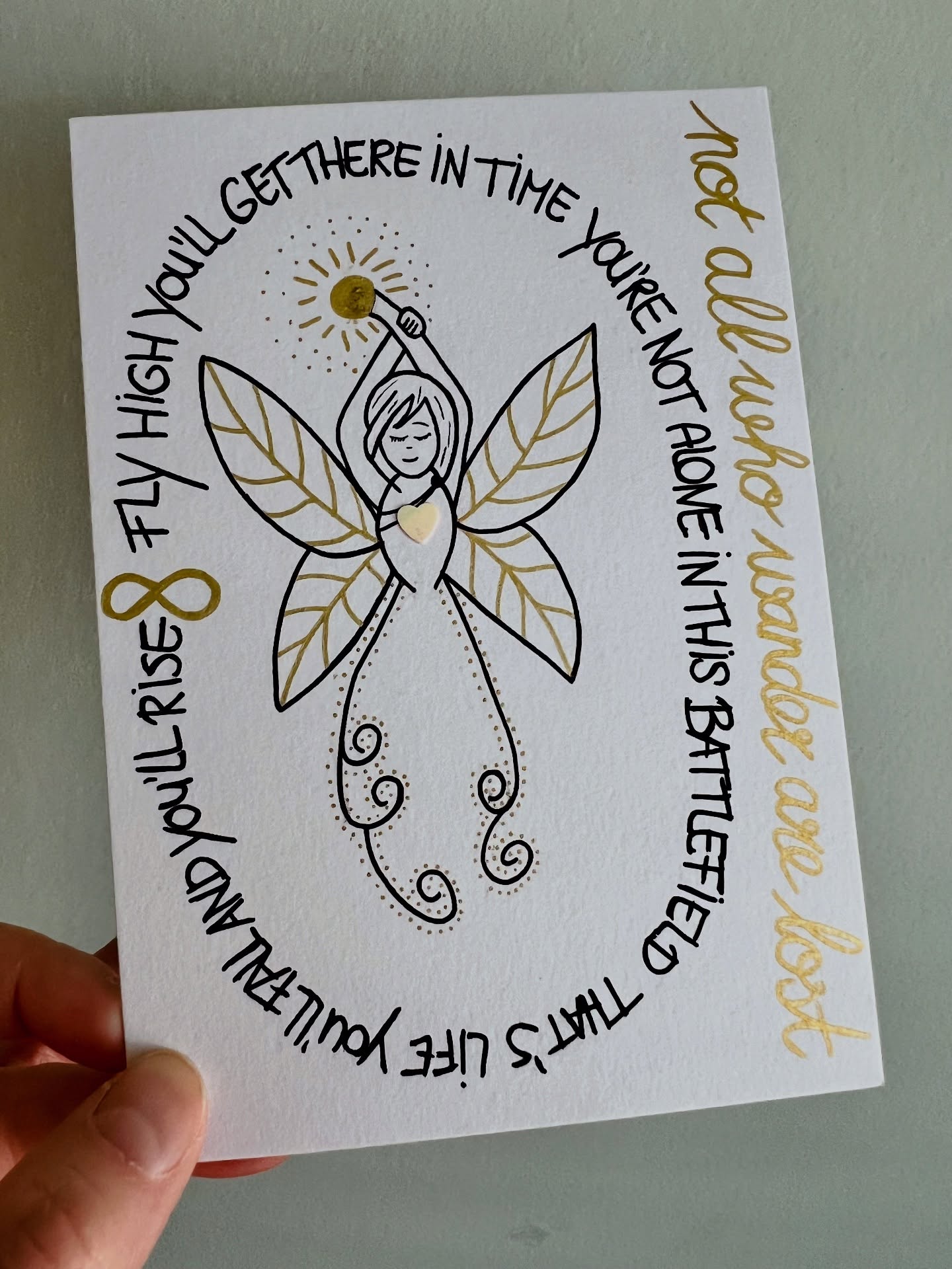 100 dagen Miracle Roadmap van @365dagensuccesvol
100 lessen die leiden naar innerlijke vrede 🕊️
Dit beeld hoort bij les 98 waarin ik werd uitgenodigd om een creatieve verwerking te maken van het belangrijkste wat ik in de afgelopen periode heb geleerd. Omdat kennis vermenigvuldigt als je het deelt 💫
Dit beeld symboliseert wat ik heb gezien, gehoord, gevoeld en ervaren tijdens de ademsessie op de derde live dag, onder de bezielende begeleiding van @davidjdekock en de afgestemde klanken van @thewanderer4love Voor mij markeerde dit een kantelpunt in de hele reis.
In dat moment heb ik gerouwd om de vorm die verdwijnt, terwijl ik tegelijkertijd kon voelen dat niets werkelijk verloren gaat. De liefde blijft. Altijd ♾️
Ik heb ervaren dat ik het niet alleen hoef te doen. Dat er vanuit onverwachte hoek, op precies het juiste moment, wordt uitgereikt. En dat ik die uitgestoken hand mag aannemen, zonder daar iets voor terug te hoeven doen. Omdat geven en ontvangen onlosmakelijk met elkaar verbonden zijn.
Ik heb gezien, gevoeld en ervaren hoe licht het kan zijn wanneer je vóórbij alle gedachten gaat. Waar je wordt gedragen door stilheid, alsof je vleugels hebt. Dat is een plek in mijzelf die ik nog vaak zal bezoeken. Want in dat niets is alles aanwezig 🙏🏻
De tekst is uit Aren’t You Meant To Fly van @thewanderer4love omdat die klanken me steeds weer terugbrengen naar dat onvergetelijke moment. Als een muzikale toegangspoort naar die innerlijke plek van schoonheid en stilheid.
De 100 dagen zijn inmiddels voorbij, maar hier stopt het niet. Het gaat een stap verder.
In 365 dagen en 365 lessen helemaal de diepte in met Een Cursus in Wonderen. Een boek dat ik al jaren probeer te lezen en nu wil gaan (door)leven.
Heel benieuwd welke beweging daaruit mag ontstaan 💫 En ook of mijn lessen na 365 nog op één blaadje passen 😂
Misschien een goed idee om onderweg alvast wat tussentijdse inzichten te delen?
#bewustzijn #verbeeldingskracht #levenskunst