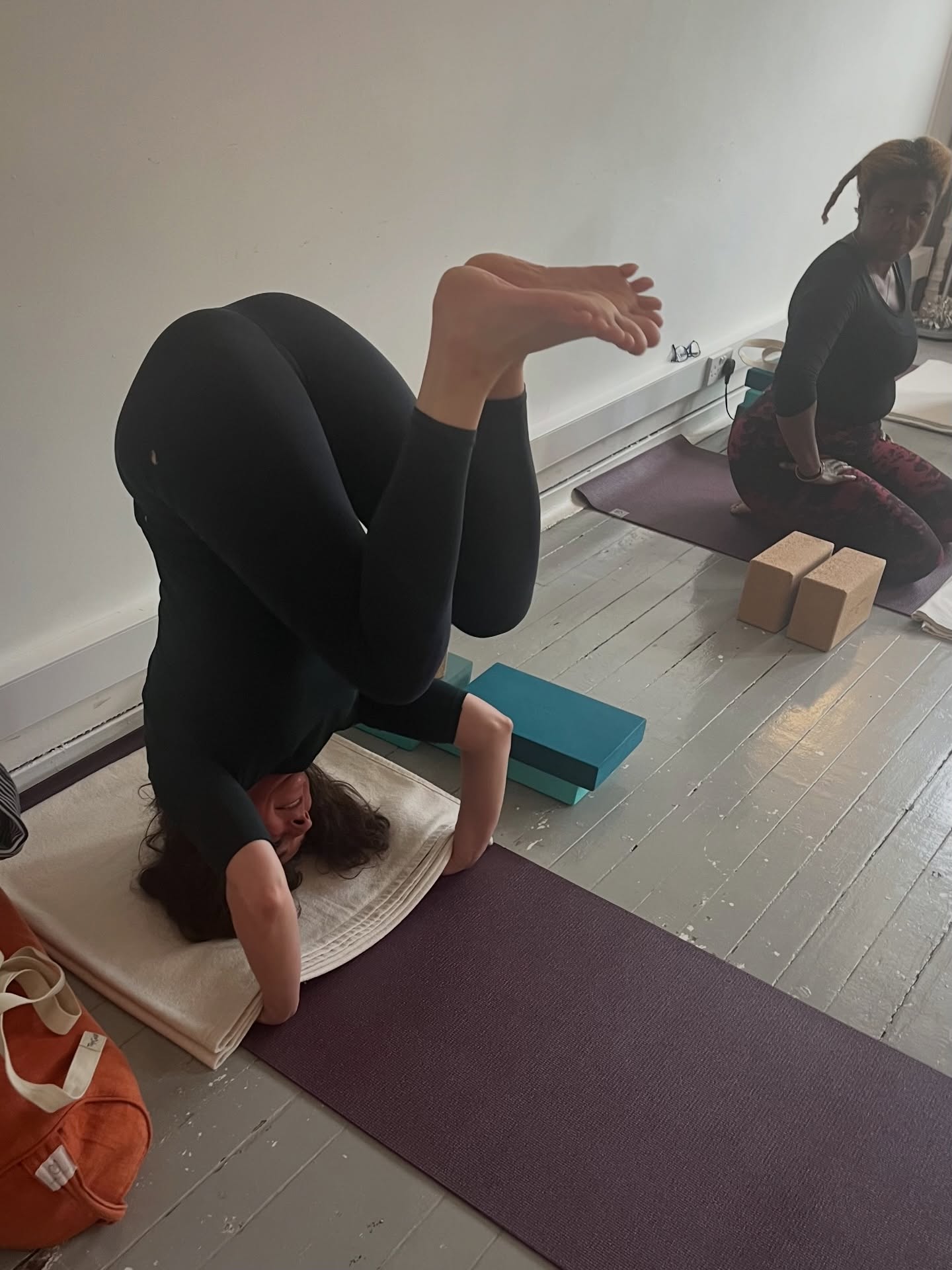 Merry Christmas! 🎄
Nice to see everyone at the workshop last week. We spent some time focusing on the #yogainversions #salambasirsasana and #salambasarvangasana, their preparations, variations and some alternatives for #viparitasthiti 🙃
Looking forward to seeing everyone at next workshop on the 10th of January #iyengaryoga @studioharmony19