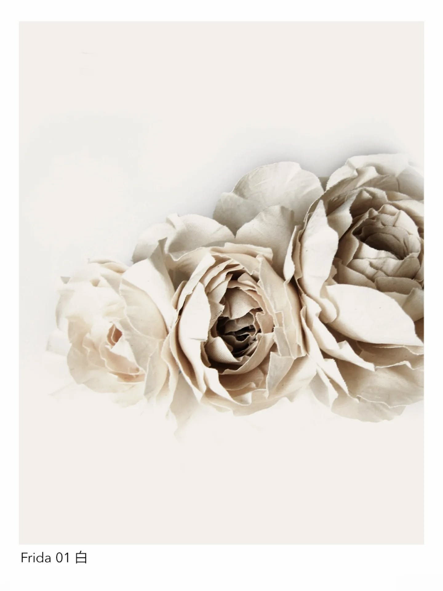 La flor textil
Desde la antigüedad, la flor ha sido un símbolo estético y cultural profundamente arraigado en la indumentaria. Las flores formaban parte integral no solo del ornamento, sino de la identidad social y cultural.
Se encuentran representadas en la mitología y el arte de culturas como la cretense, grecorromana y egipcia.
En China la elaboración de flores textiles tiene siglos de historia. Ornamento textil tanto para uso personal como decorativo. Esta tradición se remonta a la dinastía Tang (siglos VII–X), con registros históricos que documentan esta artesanía transmitida de generación en generación, perfeccionándose en dinastias posteriores.
#luxurycraftsmanship #guardianasdehistorias #floresartesanales #artesaniacontemporanea