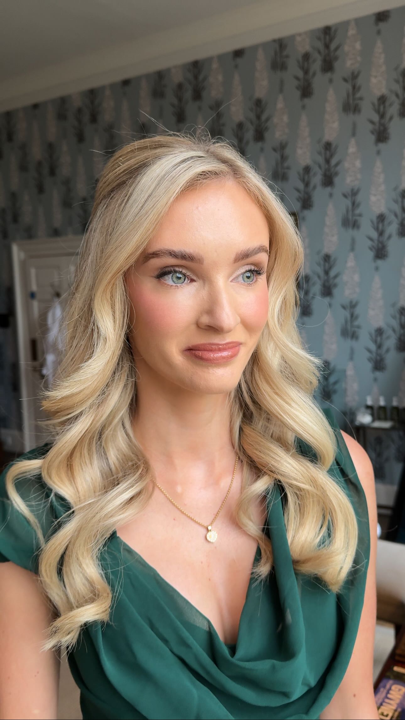 Signature glam on this beauty 🤍✨
Flawless radiant skin and a timeless bridal eye - it’s a forever thing 💍
Products used:
@hourglasscosmetics primer
@bobbibrown face base
@kiehlsuki eye cream
@embryolisseuk moisturiser
@charlottetilbury flawless filter
@diorbeauty foundation
@yslbeauty bronzer and blush
@rarebeauty blush
@bobbibrown highlight
@maccosmeticsuki fix +
@hourglasscosmetics setting spray
@refybeauty brows
@makeupforever liner
@pradabeauty lip
@yslbeauty lipstick
@fentybeauty lipgloss
@armanibeauty concealer
#ukmakeupartist #bridalmakeupartists #bridalmua #shropshire #makeupartist