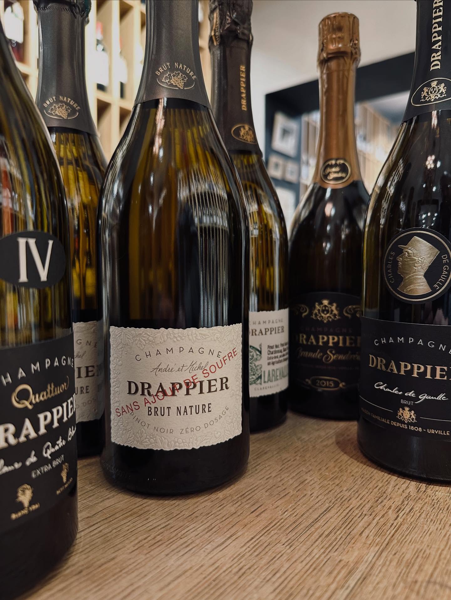 🍾 Retrouvez les champagnes Drappier chez nous.
Une gamme emblématique, précise et élégante, idéale pour les fêtes de fin d’année et à glisser sans hésiter sur une belle table.
Nous proposons également en magasin une sélection de plus de 100 champagnes pour les fêtes de fin d’année, avec de nombreuses cuvées à découvrir, notamment pour le 31 décembre 🥂
#drappier #lesvinsgourmands