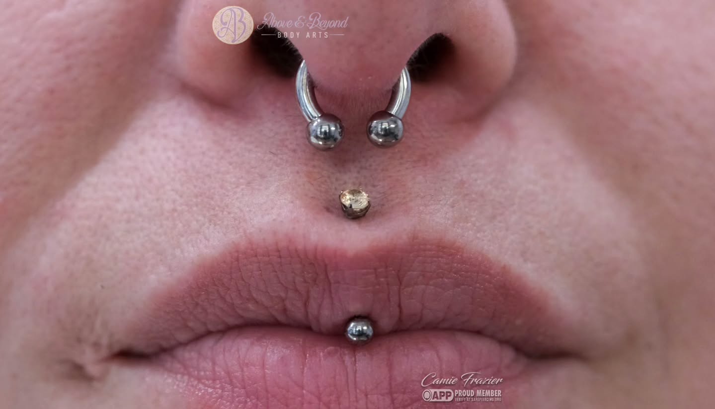 Mara got this Vertical Philtrum piercing done by Camie ( @cutewrapsupreme ) a while ago now, and last time she was in the studio (and got her septum streched with the jewelry you see here 👀) we got a picture of it healed and happy!
Also peep the cutest Champagne CZ on there!!
All jewelry from @anatometalinc 💛
📷: @50percentsnakes
#verticalphiltrum #piercing #appmember #anatometal #santabarbara