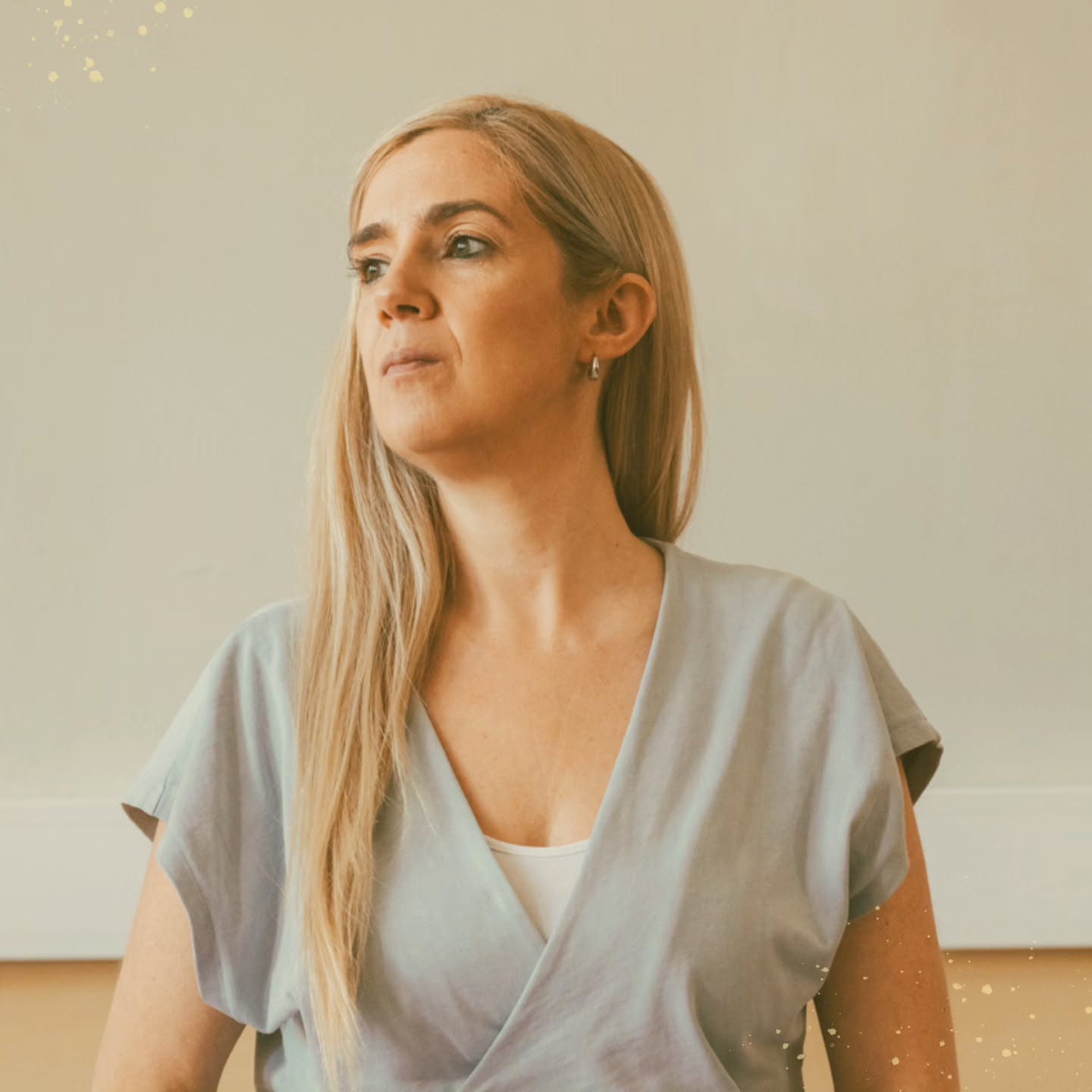 O corpo que atravessou.
Honrar o que foi vivido. 🙏🏻
Este ano, o meu corpo atravessou territórios que eu não conhecia.
Doeram lugares que nunca tinham doído.
Gritaram zonas que sempre foram silêncio. 🗯️
Aprendi, no próprio corpo,
o que são somatizações reais.
Não como teoria,
mas como verdade viva. 🍃
Conheci uma ansiedade nova.
Mais crua.
Mais física.
Mais honesta. 🪨
Houve momentos em que o limite do meu corpo
foi o único lugar possível.
E, ainda assim,
foi também o caminho. 🛤️
Ao rever o meu ano,
ao decidir se partilhava ou não,
voltei ao lugar que sempre me organiza e me sana:
o corpo.
o movimento.
a criação. 💎
Criei porque precisei.
Porque criar é a forma como me escuto,
me curo
e me alinho com aquilo que sou. 💛
E partilho porque essa é a minha missão.
Transformar o que atravessa o meu corpo
em espaço de cuidado para outros corpos. 💌
Hoje nasce o Rito do Corpo que Sabe.
Um workbook ritual para olhar o ano vivido,
honrar o que o corpo atravessou
e consagrar o caminho que segue.
Um Presente para todos! 🍀
Se este tema ressoou, diz-me como o recebeste. 🏹
Com Amor, ❤️
Lisa Bompastor
📸 @antoniobarbot
Agenda
Especialização em Movimento Terapêutico
5ª edição / Janeiro a Maio - Porto
Inscrições abertas
Facilitador em Movimento Consciente & Dança Expressiva
2ª edição / Março a Maio - Online
Inscrições abertas
- Link na bio -