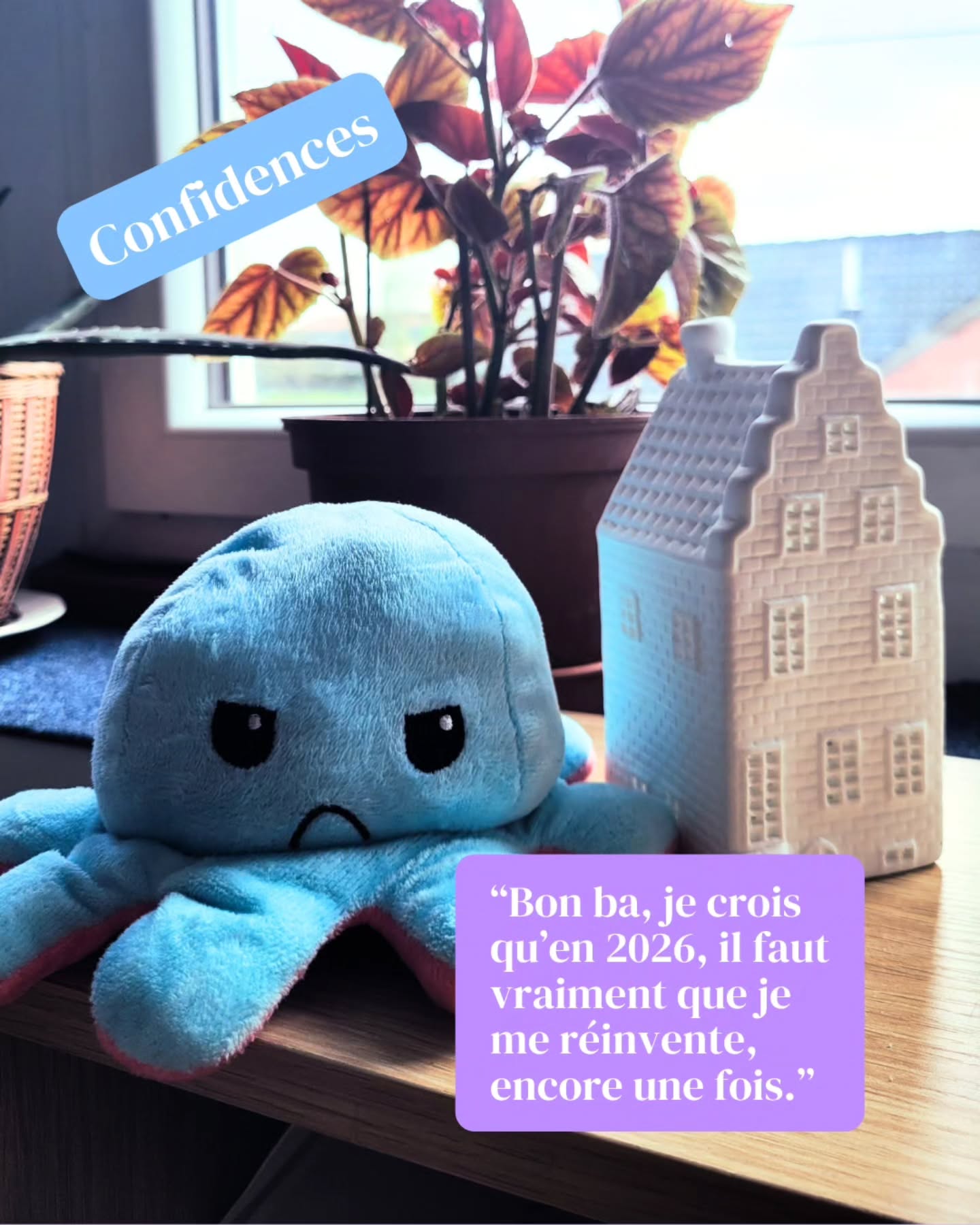 Trouver sa place... Sur insta, dans sa vie, dans son job, dans sa famille, avec les autres, avec soi.
Un sujet que je connais par cœur.
Parce que j'ai dû la trouver partout où je suis allée. Où j'ai vécu.
Parce que j'ai dû l'explorer dans chaque nouveau job que j'ai essayé.
Parce que j'ai dû la construire à l'intérieur de moi aussi cette place.
Parce que je vous accompagne exactement la dedans au quotidien avec les séances individuelles et les ateliers.
Sauf que, quand ça va pas. Ça va pas.
Depuis le retour en france, je trouve pas ma place ici sur insta. Je trouve pas ma place dans mon discours, dans mon rapport à vous. Parce que les codes à la française ne sont plus les miens, que j'ai essayé de me faire rentrer dans des cases qui vous plaisent ou plaisent à l'algorithme mais qui ne me ressemblent pas.
J'me suis perdue. J'me suis oubliée. C'était devenu trop.
Du coup...
J'y crois pas. Vous y croyez pas. Personne n'y croit. Et à la fin je ne me sens plus moi. Je ne me sens pas mieux.
Alors en 2026, j'ai envie de revenir sans filtres. Je ne sais pas si c'est une bonne stratégie mais en tout cas c'est une stratégie qui me semble bonne pour moi. Parce qu'elle me soulage. Parce que j'ai besoin ici aussi d'être Moi.
Je ne sais pas vraiment à quoi ça va ressembler. Juste que je vais prendre des virages, je vais grandir, je risque de me planter parfois mais je suis sûre qu'au bout y'aura toujours un bout de moi. Plus sereine. Plus forte. Plus enrichie de tout ça.
Voilà, il fallait que je vous le dise.
💜