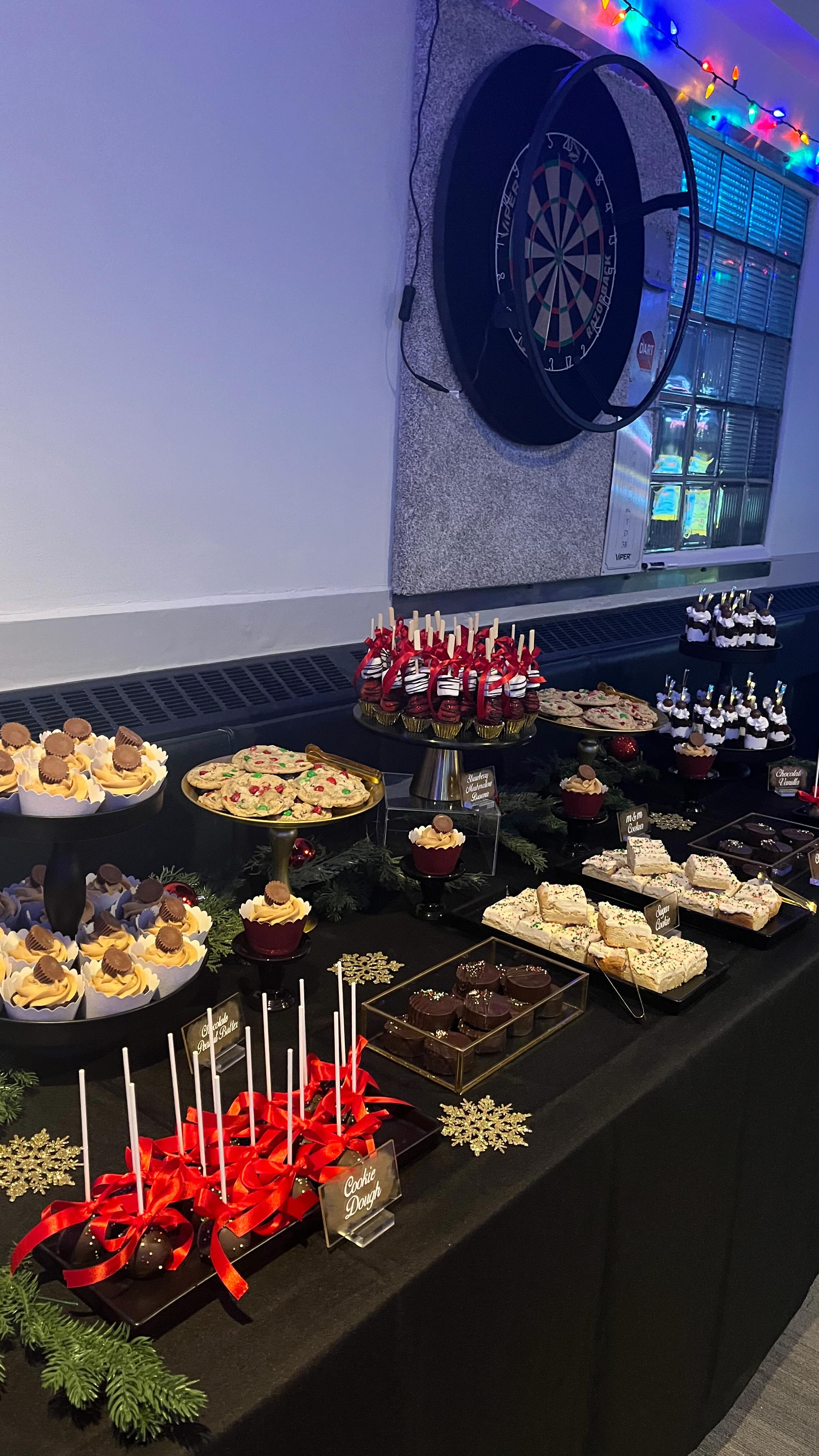 Loved creating this festive spread for CopperRock Construction’s party at Clique Lanes. Classic colors, custom desserts, and a fun venue to match.
Happy Holidays!
@clique.lanes