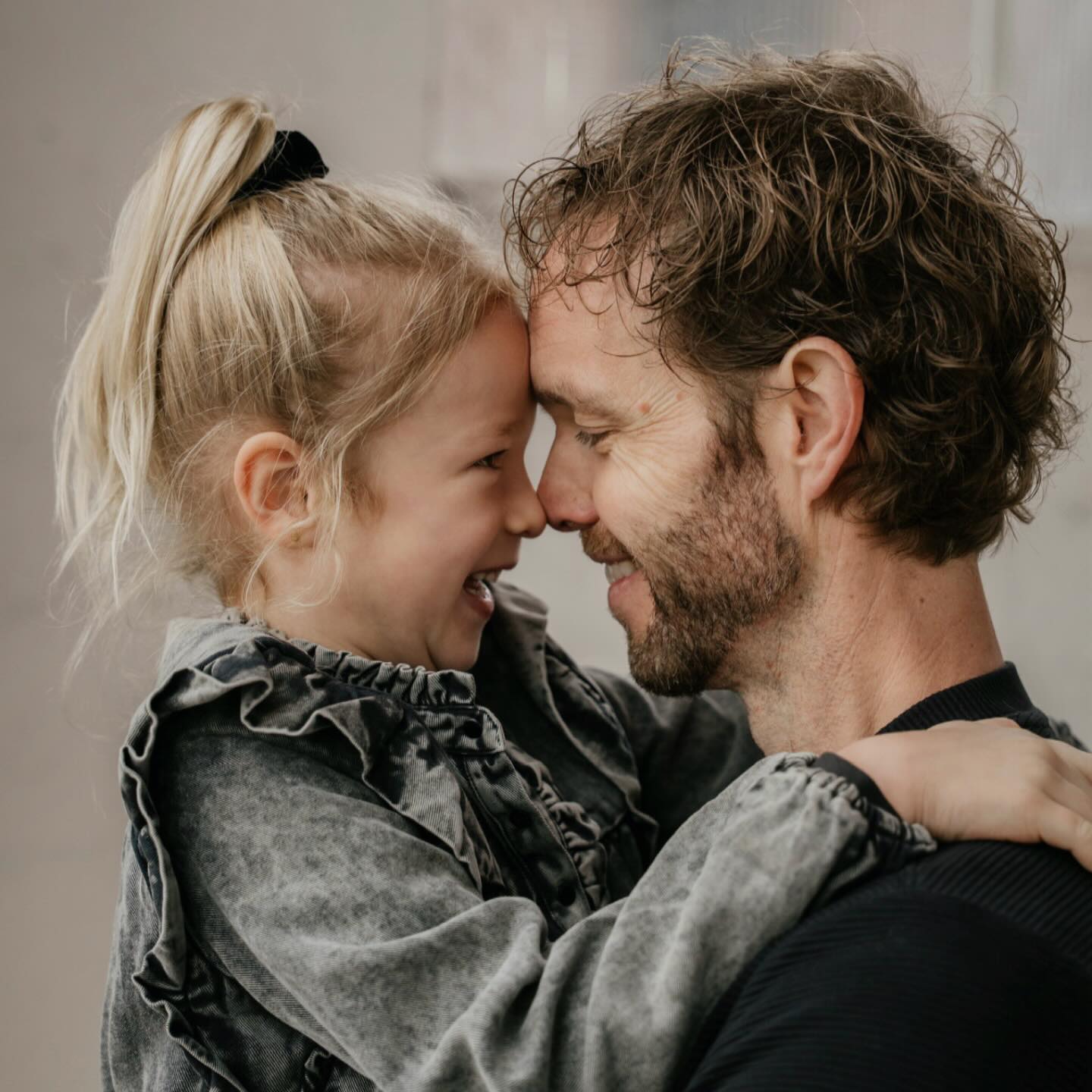 Vader en dochter 🫶🏻
Lekker knuffelen en een beetje gek doen tijdens de fotoshoot.
#fotoshoot #familiefotoshoot #familiefotograaf #fotograafettenleur #allesflits