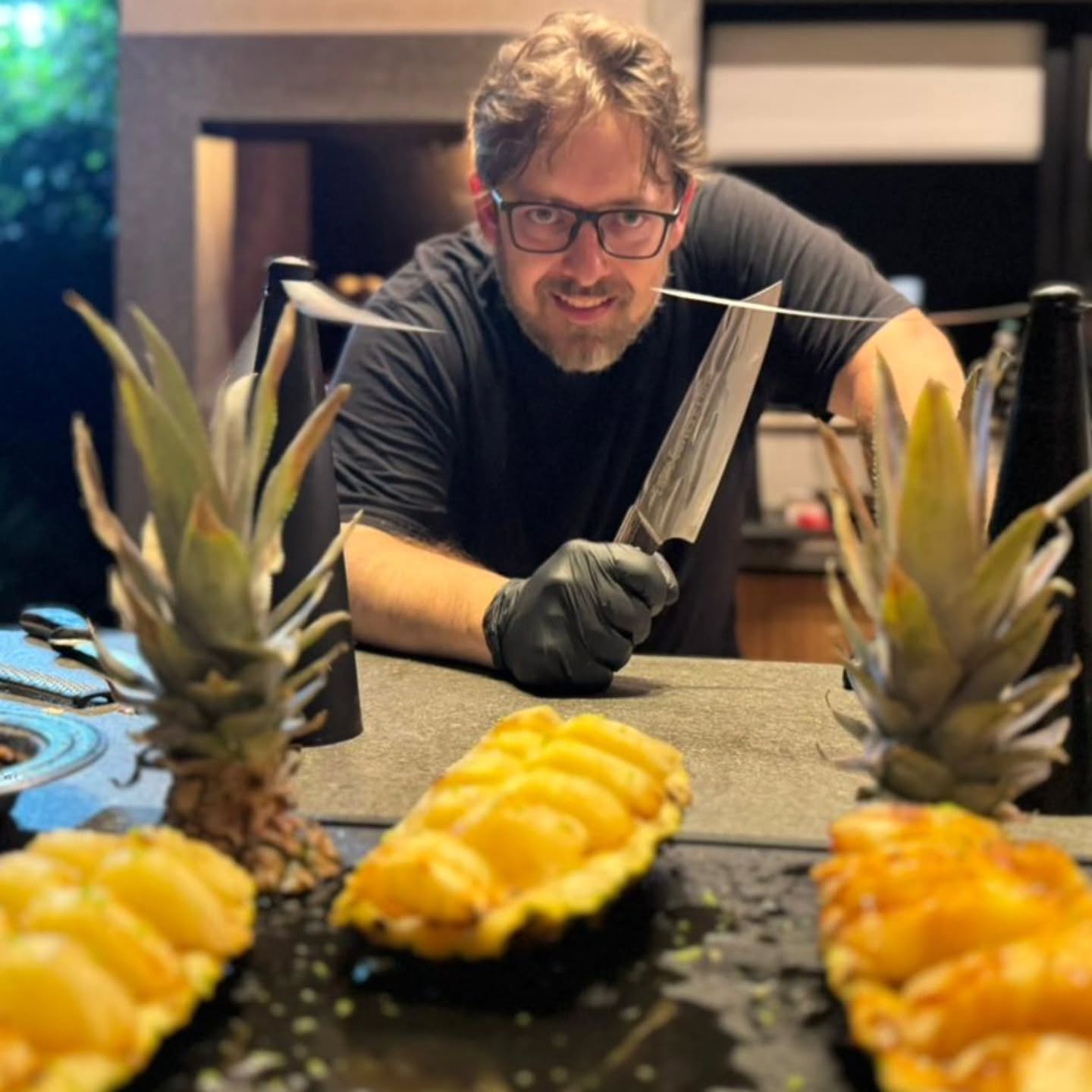 🎄✨ Gratidão que aquece mais que a brasa ✨🎄
Neste Natal, queremos agradecer a cada cliente, amigo e parceiro que confiou no nosso trabalho e escolheu viver momentos ao redor do fogo, da mesa e da boa comida.
Cada evento, cada sorriso, cada elogio e cada retorno positivo reforçam o porquê fazemos o que fazemos: criar experiências verdadeiras, com cuidado, sabor e respeito a cada pessoa.
Que este fim de ano seja recheado de encontros sinceros, mesas compartilhadas, abraços apertados e novos sonhos para acender em 2025.
Obrigado por fazerem parte da nossa história.
Seguimos juntos, com mais cortes, mais cores e muitas histórias na brasa. 🔥🥩🥦
Feliz Natal e um excelente Ano Novo!
— Entre Cortes & Cores