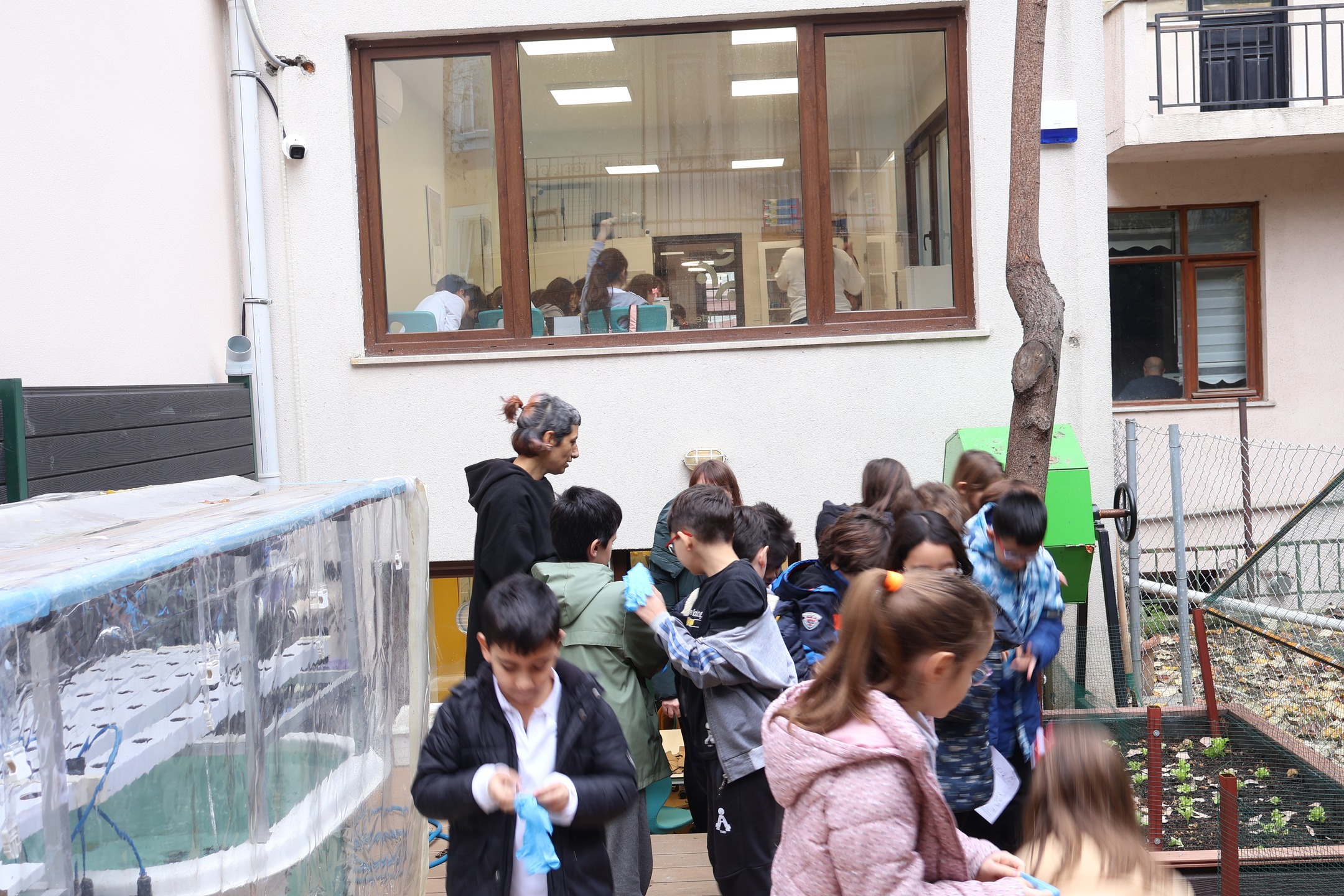 🏫 EcosySTEM Eğitim Merkezi, bugün de eğitimlere kaldığı yerden devam etti. Anakent Koleji’nin 4. sınıf öğrencileri, “Hava” ve “Atık Yönetimi” modülleriyle doğa ve bilim hakkında eğlendikleri bir keşfe çıktılar. 💨🧪♻️
#EcosySTEM #IDEAUniversal #ÇevreEğitimi #STEM #Sürdürülebilirlik #Kadıköy #ÇocuklarİçinBilim #EğitimMerkezi #AvrupaBirliğiBaşkanlığı #blackseabasin #rasimpasamuhtarligi #kadikoybelediyesi #interregnext #interregnextbsb #avrupabirliğibaşkanlığı #avrupabirliğiprojesi #ecosystemhub #stemeducation #robotik #kadıköyçevrefestivali #kadıköybelediyesi #geleceginekoliderleri #ekoliderler #blackseabasin #enviromentaleducation #çevrefarkındalığı #kadıköy #yeldeğirmenimahallesi #EcosySTEM #IDEAUniversal #Eğitim #STEM #Sürdürülebilirlik #ÇevreEğitimi #Innovation #ScienceEducation #Kadıköy #FutureGenerations #euprojects