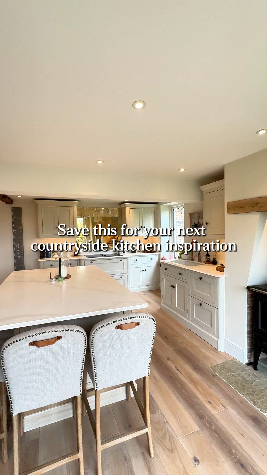 Set within the Sussex countryside, this kitchen reflects its surroundings through a calm balance of painted shaker cabinetry and chalked oak wood. If a countryside kitchen is on your wishlist, these details are worth noting. #traditionalkitchen #decor #interiors #interiordesign #bespokekitchen