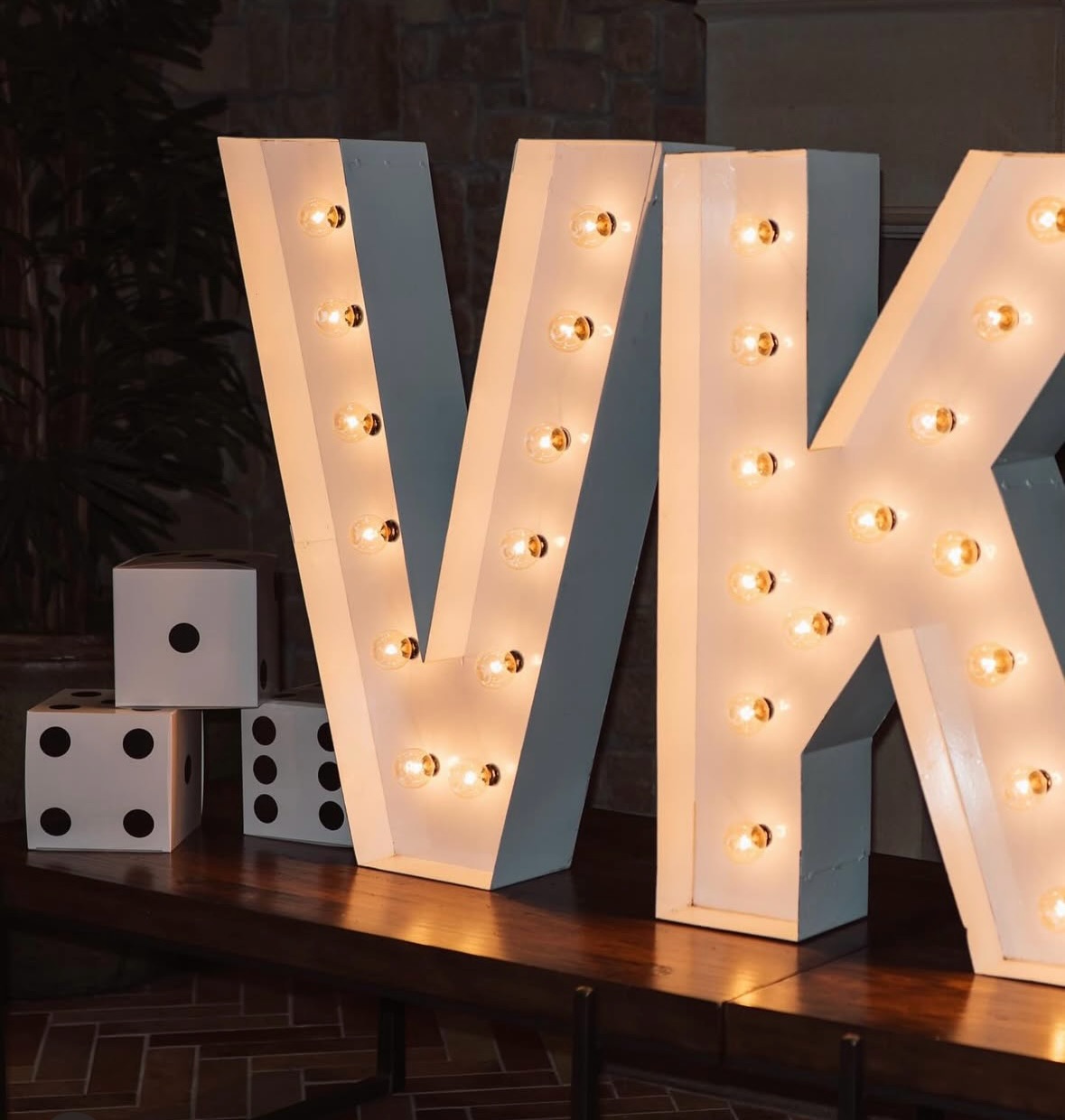 One of our favorite companies to light it up for! 💡🌹🎲
#corporateparty #bayarearealestate #alphalitsiliconvalley #lightupletters #marqeeletters