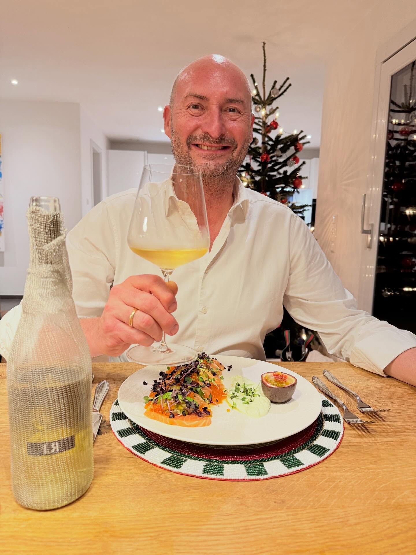 Eines unserer derzeitigen Lieblingsessen:
Lachs- Sashimi mit Passionsfruchtmarinade und feiner Wasabicreme. @fischfeinkost_dechant
Begleitet vom LR der @colterenzio_schreckbichl