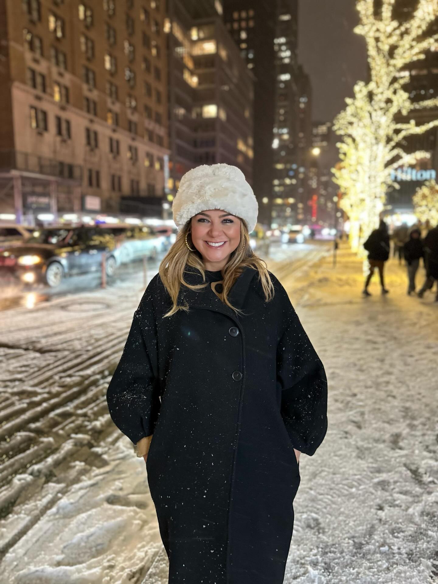 Me encanta ver caer la nieve. Hay algo profundamente especial en ese momento en que el ruido se apaga, el tiempo parece ir más despacio y todo se cubre de calma. Cada copo que cae transforma el paisaje y el ánimo, recordándome que incluso en el frío hay belleza, pausa y una magia que invita a respirar y agradecer 🤍❄️ #snow #storm #peaceful