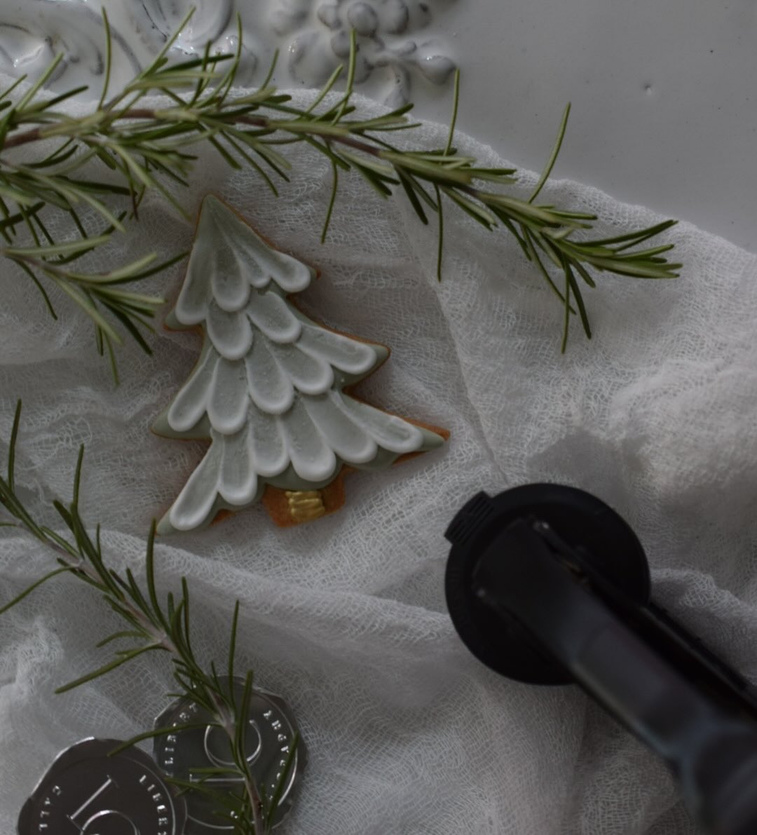 🌲
エンボススタンプ
カスタムメイド・ワークショップのお知らせです。
※こちらのクラスは満席となりました。
お申し込みくださった皆さま、ありがとうございます。
—————
紙に圧をかけることで生まれる、
ひそやかな凹凸の表情。
インクや色を使わずとも、
手に取った瞬間に印象を残すのが
エンボススタンプの魅力です。
今回お作りするエンボススタンプは、
1912年創業、オーストリア・ウィーンの
Trodat(トロダット)社のもの。
100年以上にわたりスタンプをつくり続けてきたメーカーで、
その確かな技術が、
紙に押したときの凹凸の美しさにも表れています。
ワークショップでデザインしていただいたスタンプは、
完成後、皆さまそれぞれの手元へお届けいたします。
お届けまでには、約1ヶ月前後お時間をいただきます。
今回は、
アイシングクッキー教室を主宰されている
@lucu.haruka さんからのリクエストでの開催となりました。
通常の
・オリジナルエンボススタンプのデザイン制作
・スタンプの押し方、仕上げの体験
に加えて、今回は特別に、
harukaさんが制作されたアイシングクッキーを用いた
ラッピング体験も含まれます。
包む、留める、添える。
エンボススタンプを使うことで、
ラッピングは装飾ではなく、
余韻を手渡すためのデザインへと変わります。
少人数での開催のため、
お一人おひとりのデザインや手の動きを見ながら、
丁寧に進めていくワークショップです。
⸻
【開催日程】
2026年
1月8日(木)10:00–12:30 満席
1月22日(木)10:00–12:30 満席
1月22日(木)14:00–16:30 満席
【追加日程】
1月23日(金)10:00–12:30 満席
⸻
【ワークショップ概要】
あらかじめ用意されたオーナメントやフォントを組み合わせ、
お好みのデザインでエンボススタンプを制作します。
手書きでのデザインも可能です。
簡単な押し方のレクチャーと、
スタンプ体験を行います。
⸻
【料金】
16,500円(税込)
⸻
【セット内容】
・エンボススタンプ
(φ40mm または 25×50mm)
※お時間内でしたら、
インサート部分のみ追加 ¥8,800 にて制作可能
・φ40mm ラウンドステッカー 800枚
・ミニ封筒 6枚
・オリジナルポーチ
※完成したスタンプは、
デザイン確定後に制作し、
後日、ハンドルと共にお送りいたします。
(当日は体験用スタンプを使用します)
⸻
【お申し込み】
DM またはプロフィールのHPより
お願いいたします。
⸻
贈ること。
紙の表情。
手仕事の余白が好きな方に。