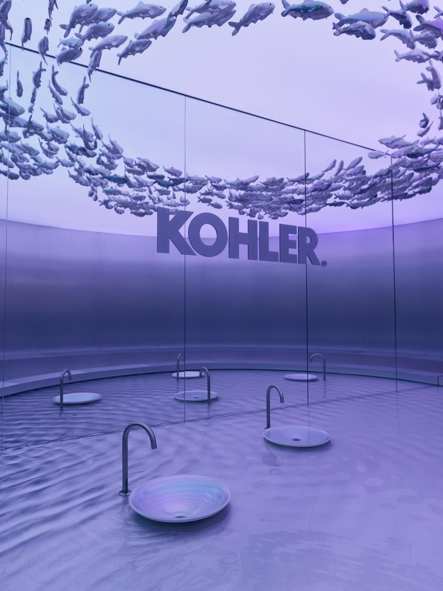 Alguns projetos não terminam quando a feira acaba. Eles começam ali.
Apresentado na Design Miami 2025, o Pearlized revela como a Kohler transforma a indústria em espaço de experimentação artística. Um acabamento perolado que carrega processo, risco criativo e colaboração entre artistas e engenheiros, e que segue vivo muito além do evento.
Matéria completa no link da bio.
#Kohler #Pearlized #DesignMiami #DesignContemporâneo #ArteEIndústria DesignSensorial BackstageFashionStories