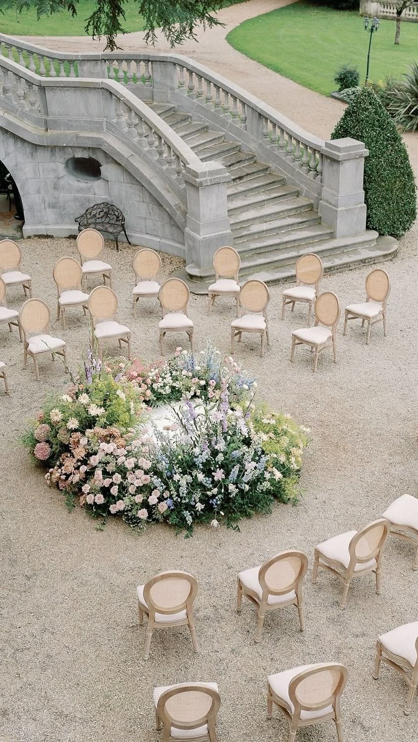 Ein Hauch von königlichem Flair in Paris 🥖
Heute nehme ich euch mit in eine der exklusivsten Hochzeitslocations der Stadt der Liebe, ein traumhaftes Château, das Luxus, Geschichte und Romantik vereint.
Schon beim Betreten des Foyers erwartet euch ein erster WOW-Moment: hohe Mauern, eine elegante Treppe und dieser ganz besondere Pariser Flair, der einfach verzaubert.
Im Untergeschoss befinden sich drei beeindruckende Haupträume sowie eine großzügige Küche, perfekt für ein festliches Dinner oder eine stilvolle Party.
Und das Beste: In den oberen Etagen warten zwei luxuriöse Suiten für das Getting Ready von Braut & Bräutigam sowie 11 prachtvolle Schlafzimmer, in denen eure Gäste königlich träumen können.
Wenn auch ihr von einer Hochzeit in Europa inkl Deutschland träumt - von diesem Gefühl zwischen Luxus, Liebe und französischem Charme – schreibt mir gerne. Ich helfe euch, euren Traum wahr werden zu lassen.
#weddingplanner #weddingparis #luxurywedding #pariswedding #chateauwedding #destinationwedding #weddingdreams #luxushochzeit #brautpaar2026 #verlobt