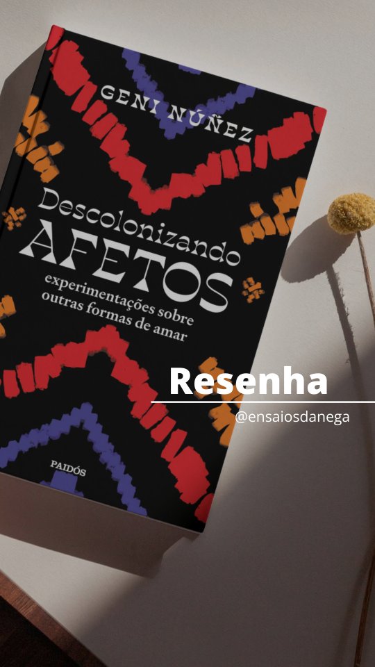 Tem livros que não passam pela gente — atravessam.
Descolonizando afetos, da Geni Núñez, foi assim comigo. Uma leitura que desmonta ideias antigas sobre amor, cuidado e pertencimento, e nos convida a olhar com mais honestidade para os vínculos que construímos, inclusive com nós mesmas. Não é confortável, mas é necessária. É daquelas leituras que ficam reverberando dias depois, pedindo silêncio, reflexão e coragem.
Se esse livro também chamou você, ele está disponível no nosso cantinho na Amazon. Corre lá, garanta o seu e venha descolonizar os afetos comigo.
#ensaiosdanega #DescolonizandoAfetos
#GeniNunez #LiteraturaBrasileira #ResenhaLiteraria