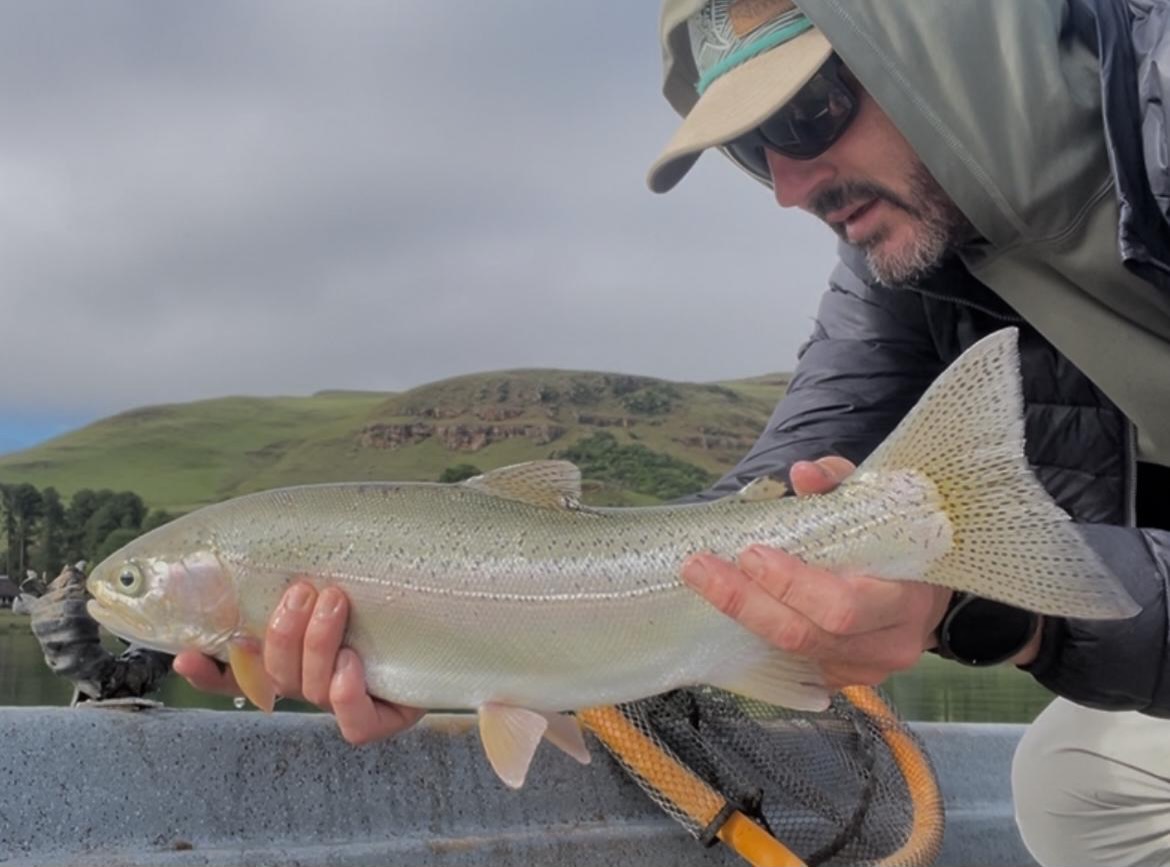Yet another impressive trout has been caught at Giants Cup Wilderness Reserve. In superb condition, the fish put up a great fight before being landed — a true highlight for any angler!
Thank you @rich_lehond & @nix_vdb for the pic.
#flyfishing #flyfishtheworld #troutflyfishing #saflyfishingmagazine #trout #troutunlimited