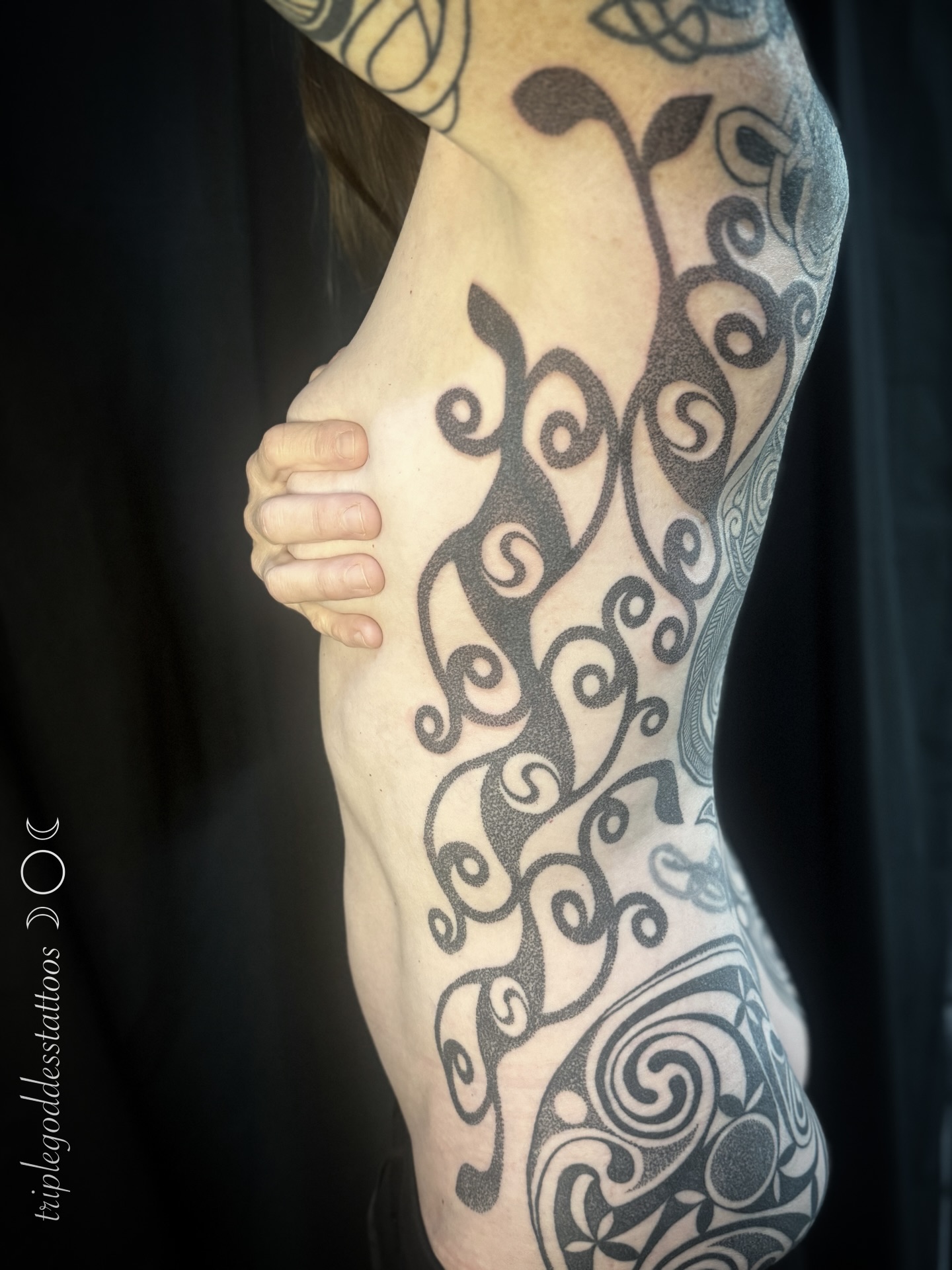 This is part of a work in progress, but I’m so happy to share these designs I put on the rib cage of this amazing client Jane.
-
I based the flow of these La Tène inspired designs on the “bone slips” found at the Loughcrew Cairns in C. Meath, Ireland, a site dedicated to the goddess the Cailleach. (I included a photo of myself at this amazing place.)
-
These bone slips were long oval were decorated with Iron Age designs and used to attach to ropes of some sort and spin through the air to make a mesmerizing sound. I always wonder if many were used at the same time to make an overwhelming vibration at this site, as part of rituals.
-
Go raibh maith agat don Jane is iontach!
-
#triplegoddesstattoos #irishtattoo #latène #ancientireland #dotworktattoos