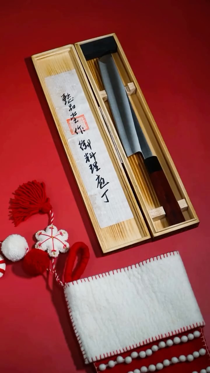 Merry Christmas from our Forge to your table! 🎄
Wishing you a season filled with joy, incredible food, and moments worth savoring. What’s on your holiday menu this year? Did a Forge To Table blade make its way under the tree? Tag us and share your photos—we’d love to see them!
#ForgeToTable #MerryChristmas #Christmas #Holiday #Knives