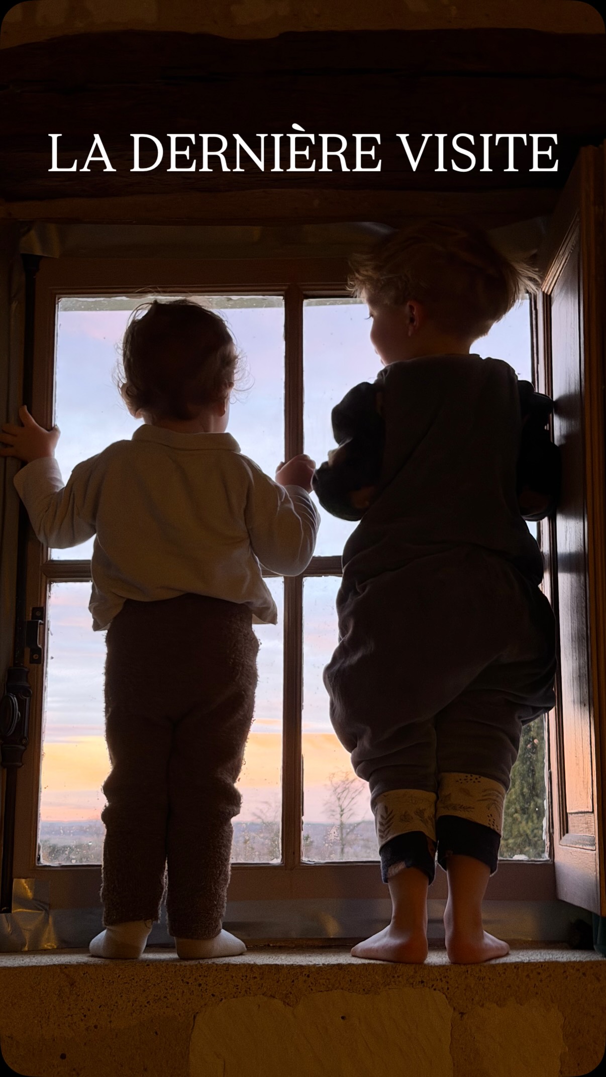 Les préparatifs de la toute dernière visite de l’année 🤍
Avant l’arrivée des 30 visiteurs, il y a le silence, les lumières qu’on allume, les derniers détails, l’excitation aussi…
Ces instants invisibles que j’aime tant, juste avant d’ouvrir les portes du château.
#CoulissesDuChâteau
#Préparatifs
#VieDeChâteau
#ChâteauDeLaVillaumaire
#DernièreVisite