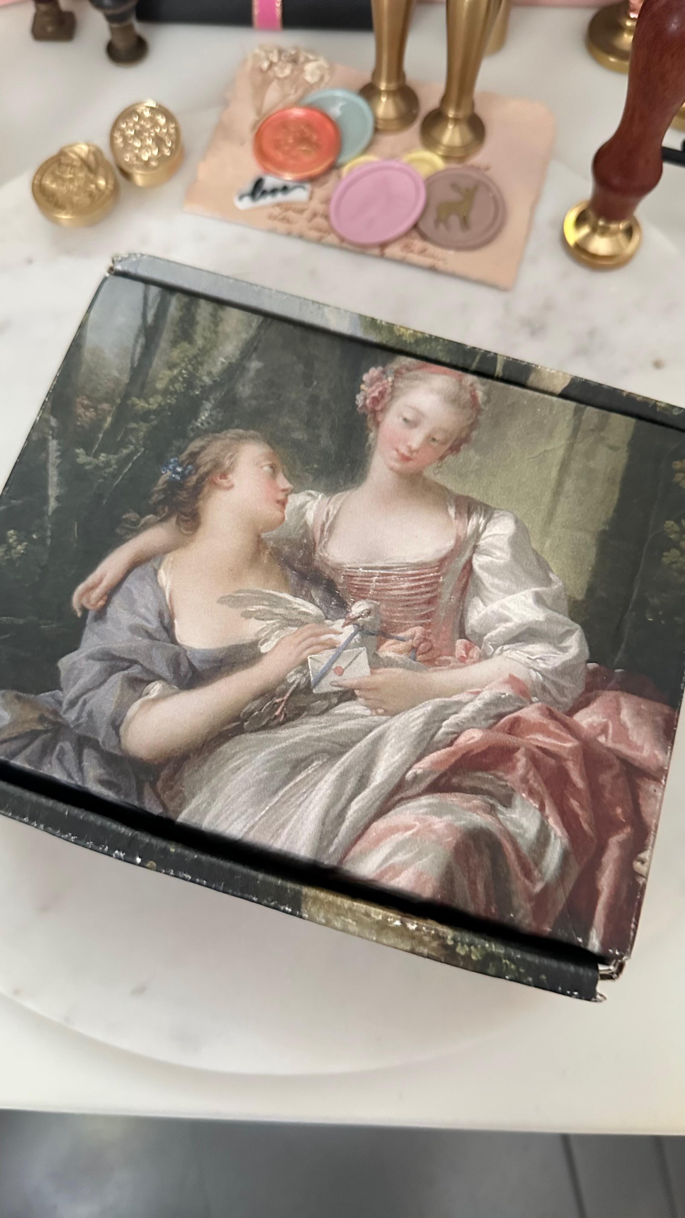 Hope everyone has had a great Christmas! I am enjoying my little break!
As I was going through my videos for a 2025 highlight reel - I came across an unboxing reel for the @kathrynhastingsco Etui that to my heartbreak I hadn’t posted!
I’ve been in love with my Etui for a while now and it sits proudly on my working desk as a continuous inspiration. Whilst I mainly work with Modern wax seals, I love collecting Antiques and thanks to Kathryn she has brought these two worlds together. Her Etui marries the beauty of an antique Etui with modern robust materials. She is an inspiration to this community that I am so grateful to be part of.
Would you like to see these designs on the SLC website? I haven’t decided yet, so let me know !
If you are interested, then check out Kathryn’s page! She has just released a new Etui!
#kathrynhastingsétui #antiquewaxseals #waxseal #unboxing #almost2026