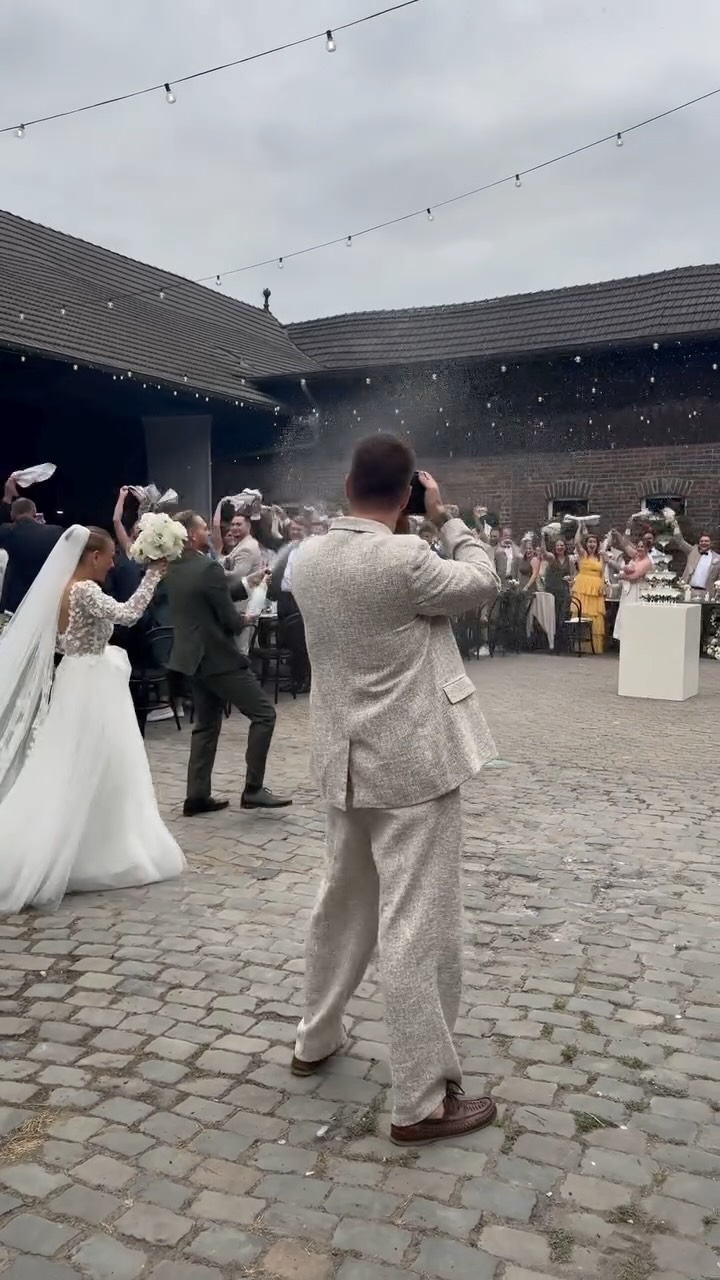 A little sneak peek into L&J’s big day
It was a modern wedding with German countryside vibes.
Just wait until you see how the whole mood shifts in the evening! It was a stunning wedding!
Team:
Foto: @jules.weddings
Video: @nilshoffmeister
Planer: @levin.wedding
Rederin und Sängerin: @yourdaymyvoice
Deko: @leihdirliebe
Möbel: @nimmplatz
Schirme und Fächer: @thefeatherette
Blumen: @thebloomingbliss
Torte: @wieck_torten.tartes.teegebaeck
DJ: @bollebofficial
Styling: @bymichelle.beauty
Kleid: @brautbluete
#weddingday #germanwedding #countryweddingvenue #hochzeit #hochzeitsplanerköln #wedding