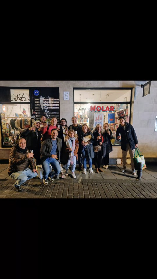 Así fue la 4ª edición de Cañas y Ventas 🍻🎄
Y solo puedo decir una cosa: gracias.
Yo pongo la idea, el local, la comida y las cervezas…
pero vosotros ponéis lo verdaderamente importante:
las conversaciones, las risas, las objeciones compartidas, las reflexiones y ese clima tan bonito que se crea cuando la gente conecta de verdad.
Sin eso, Cañas y Ventas no tendría ningún sentido.
Lo que más ilusión me hace es empezar a escuchar:
“¿Cuándo es la próxima?”
Porque eso significa que ya no es solo un evento.
Empieza a sentirse como una tradición.
Una quedada entre colegas de ventas, con cerveza, picoteo y conversaciones que suman.
Ayer fue una despedida de año preciosa 🥂
Reímos, aprendimos, compartimos batallitas…
y, como siempre, me llevé deberes para seguir mejorando.
Gracias de corazón a todos los que vinisteis:
JETHRO CORTES, Sonia Maica, Heras David, Molist Alejandro, Galvis Gutiérrez, Flor Juin, 👨🏻💻Adrian Rodriguez, Marcus Skelly, Burgos Manuel, Calleja Bravo, Rodrigo Hazaff, Mario Cuadrado, Sebastian López Restrepo 💛
A los que no pudisteis venir, se os echó de menos:
Mónica Herrera, Daniel Gómez, Visedo Guillermo García España ❤️
Y a los que queríais venir pero no pudisteis… habrá más, lo prometo 😉
Helder Laranjeira, Fausto Ruiz, os esperamos en la próxima.
Seguimos.
Cañas, ventas y buenas conversaciones.
🍻✨
#CañasYVentas #Ventas #Networking #madrid