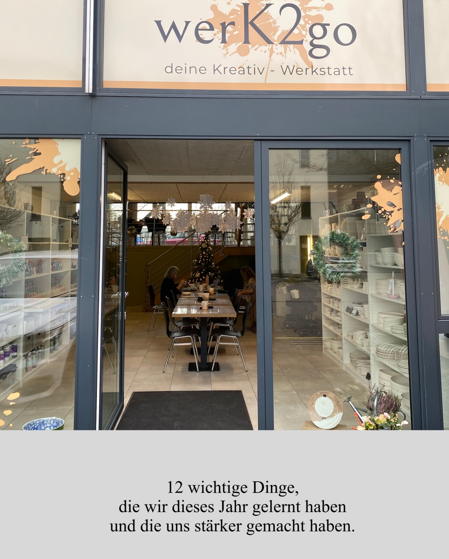 Welche dieser 12 Lessons begleitet dich gerade am meisten? Schreib uns die Nummer - Wir freuen uns, von dir zu hören🫶🏻
Dieses Jahr hat uns ganz viel gelehrt und gezeigt, wie wichtig Pausen sind, wie wertvoll ein starkes Team ist und wie viel entstehen kann, wenn man an eine Idee glaubt und Schritt für Schritt drangeblieben ist.
Wir haben geplant, ausprobiert, umgestaltet, gezweifelt, gefeiert und uns immer wieder neu inspirieren lassen. Vor allem aber durften wir jeden Tag Menschen bei uns begrüssen, die sich Zeit genommen haben – für Kreativität, für sich selbst oder für gemeinsame Momente mit anderen.
Darauf sind wir unglaublich stolz:
einen Ort geschaffen zu haben, an dem man ohne Druck kreativ sein darf.
Und dafür sind wir von Herzen dankbar.
Danke an unser Team.
Danke an jede Kundin, jeden Kunden.
Und danke an dieses Jahr, das uns so viel gelehrt hat ✨
Wir blicken voller Vorfreude auf alles, was kommt.
#werk2go
#keramikbemalen
#kreativeauszeit
#kreativzeit
#dankbarkeit