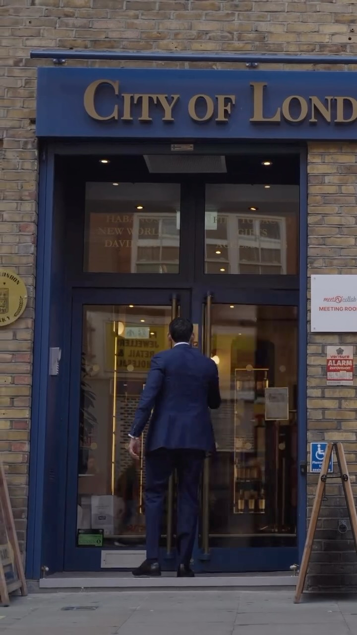 Escape the city’s pace at the City of London Cigars lounge, where quiet, comfort, and a Charatan cigar await.
#CigarLounge #Charatan #CityOfLondonCigars