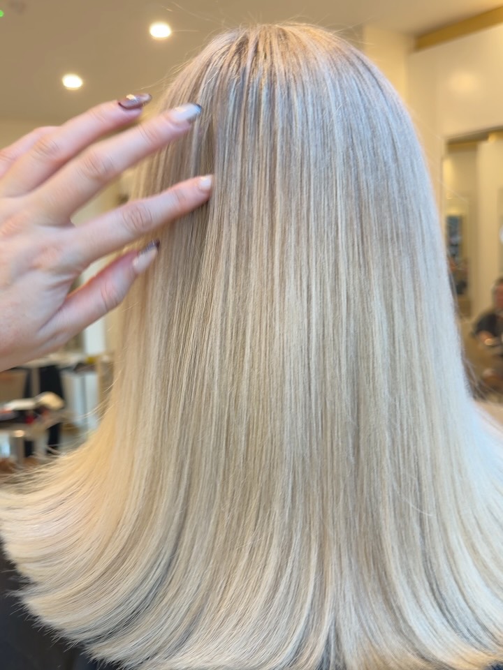 the most stunning blonde with tiny lowlights 🫶🏼 proof even with some dimension, you can still be so so blonde 🤩
service 🤩 full head highlights, lowlights, toner, cut + blow dry 🤩
💰 £175
based 📍- @gallagherandwashington 27 Dovedale Road, L18 5EP
📱enquiries - contact button + DM
📱book - link on profile
products used -
@lorealpro @lorealuki @loreal @lorealpro_education_uki @rosieoconnorprohair
@salonsdirect @sallyserskineliverpool
@beautylaunchpad
@hairdressersjournel
i don’t edit my pictures 📸
~
#hairbylucyansboro #studioluxe #studioluxeliverpool
#beautylaunchpad #hairdressersjournal lorealcolourspecialist liverpool liverpoolhair colourspecialist blondespecialist balayagespecialist liverpoolhairspecialist liverpoolbalayage bohoblondetechnique iambohoblonde transformationtechnique balayagetransformation blondetransformation fallhair hairtransformation