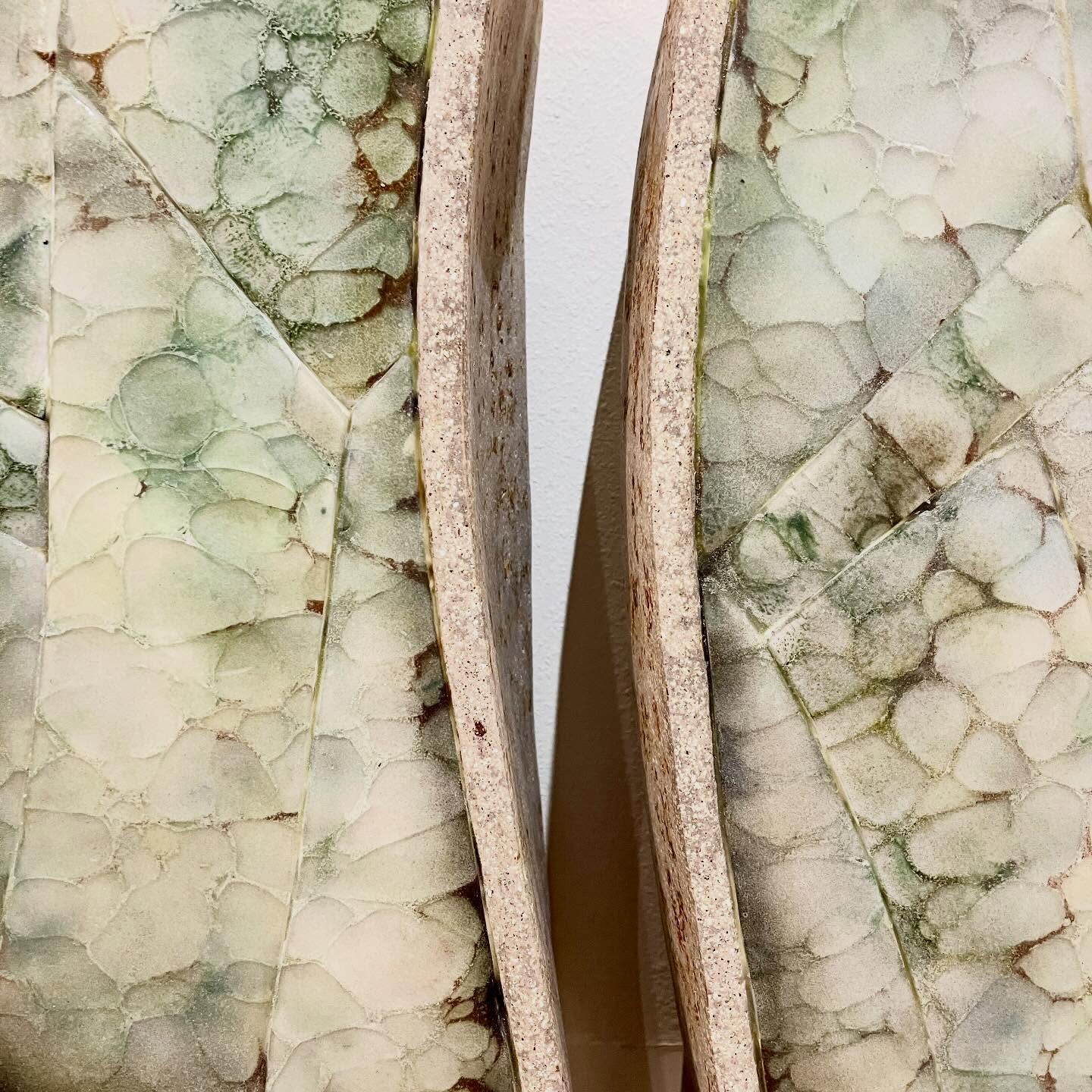 ✨ RETOUR sur la Console « Amalgame » (Détail)
Fruit d’une belle collaboration avec @boriscappe, artiste céramiste.
Grès avec intégration d’émaux sur cuivre texturés, montée à la main avec soin.
ORIGINE est une collection née d’une r