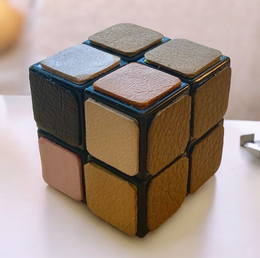 Rubiscube « mini », collection jeux.
Ou l’art de recycler ses chutes de cuir.
#rubiks #rubiks #cuir #jouets