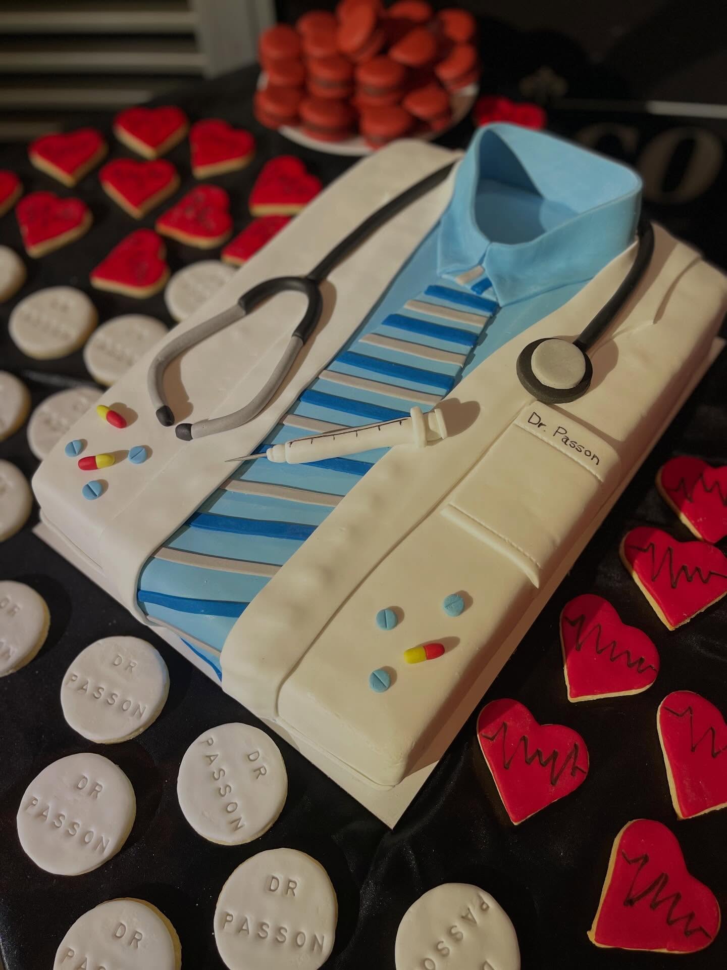 Cada evento es único, y la personalización es clave para que el salón refleje el estilo de cada agasajado ✨
Desde una torta temática hasta los pequeños detalles de ambientación, todo suma para contar una historia propia.
En PREGO acompañamos ese proceso recomendando proveedores que ofrecen este tipo de servicios, para que cada celebración tenga ese toque distintivo que la hace inolvidable 🤍