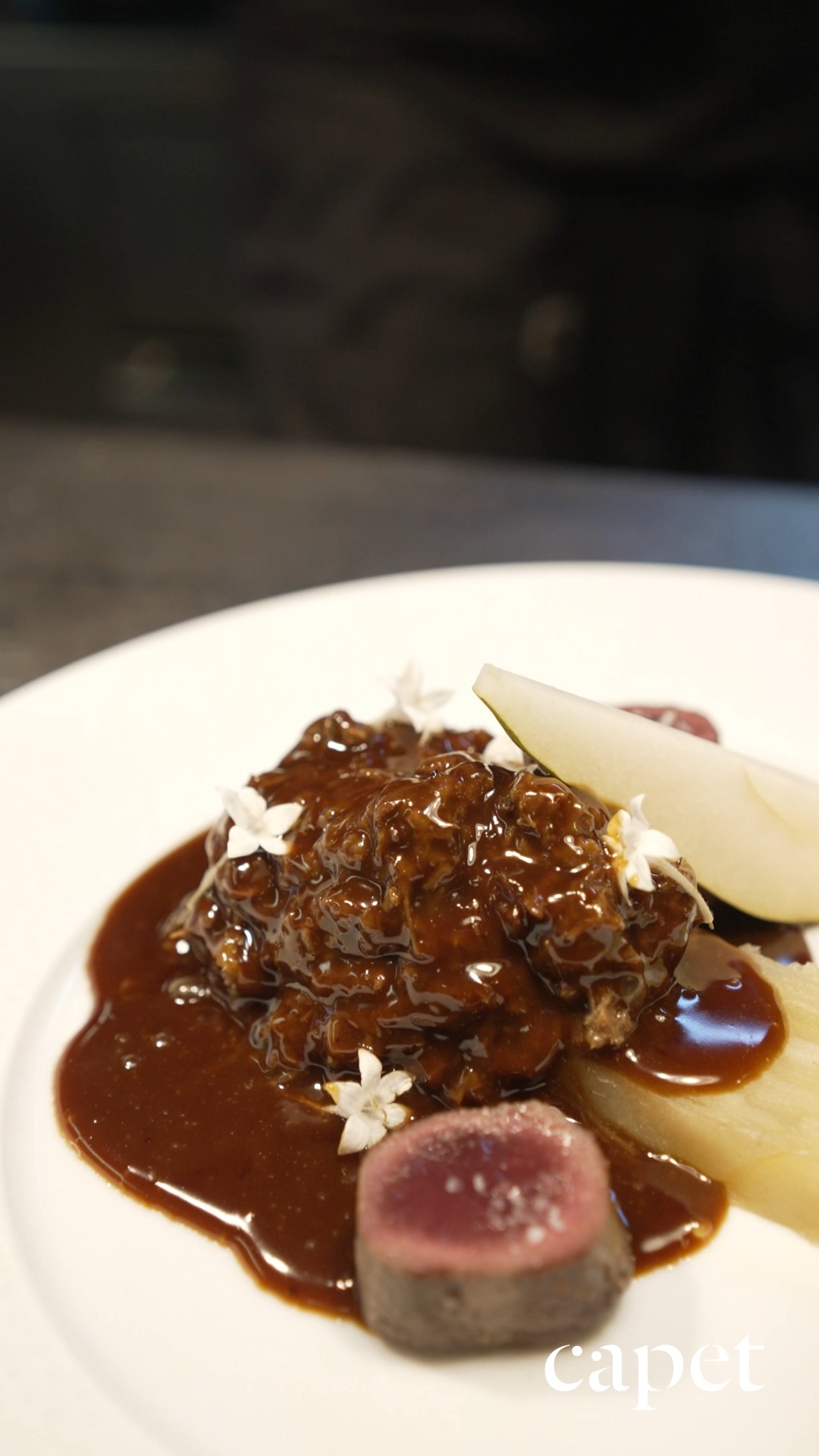 El trabajo en cocina avanza con calma y atención constante al detalle.
Cada preparación se integra de forma natural en el ritmo del servicio.
🔗 Reserva fácilmente desde el enlace en nuestra bio
📍 Carrer del Cometa, 5, Ciutat Vella, 08002 Barcelona
📞 937 20 44 21
#capetrestaurante #barcelonarestaurants #cocinadeautor #guíamichelin #restaurantesbarcelona #barriogotic #cocinacuidada