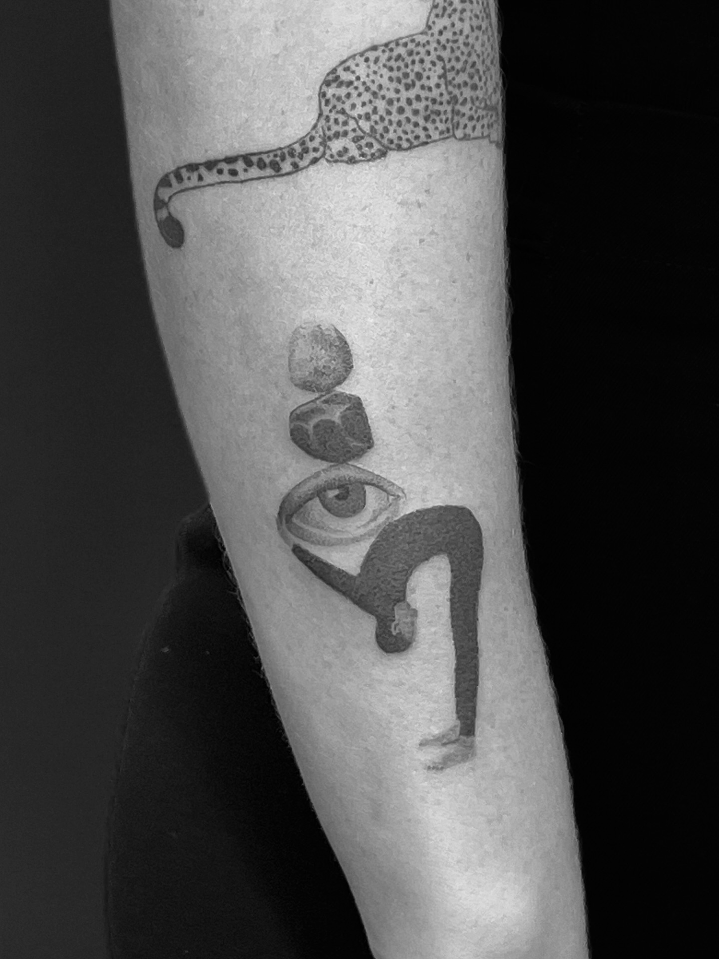 steinchenstapelmensch
merci margarethe
zweites tattoo heute @die_verspaetung und das letzte für dieses jahr - kommt gut ins neue 🫶🏻
#handpoke
#dresdentattoo
#handpoketattoo
#surrealtattoo
#dresdenhandpoke