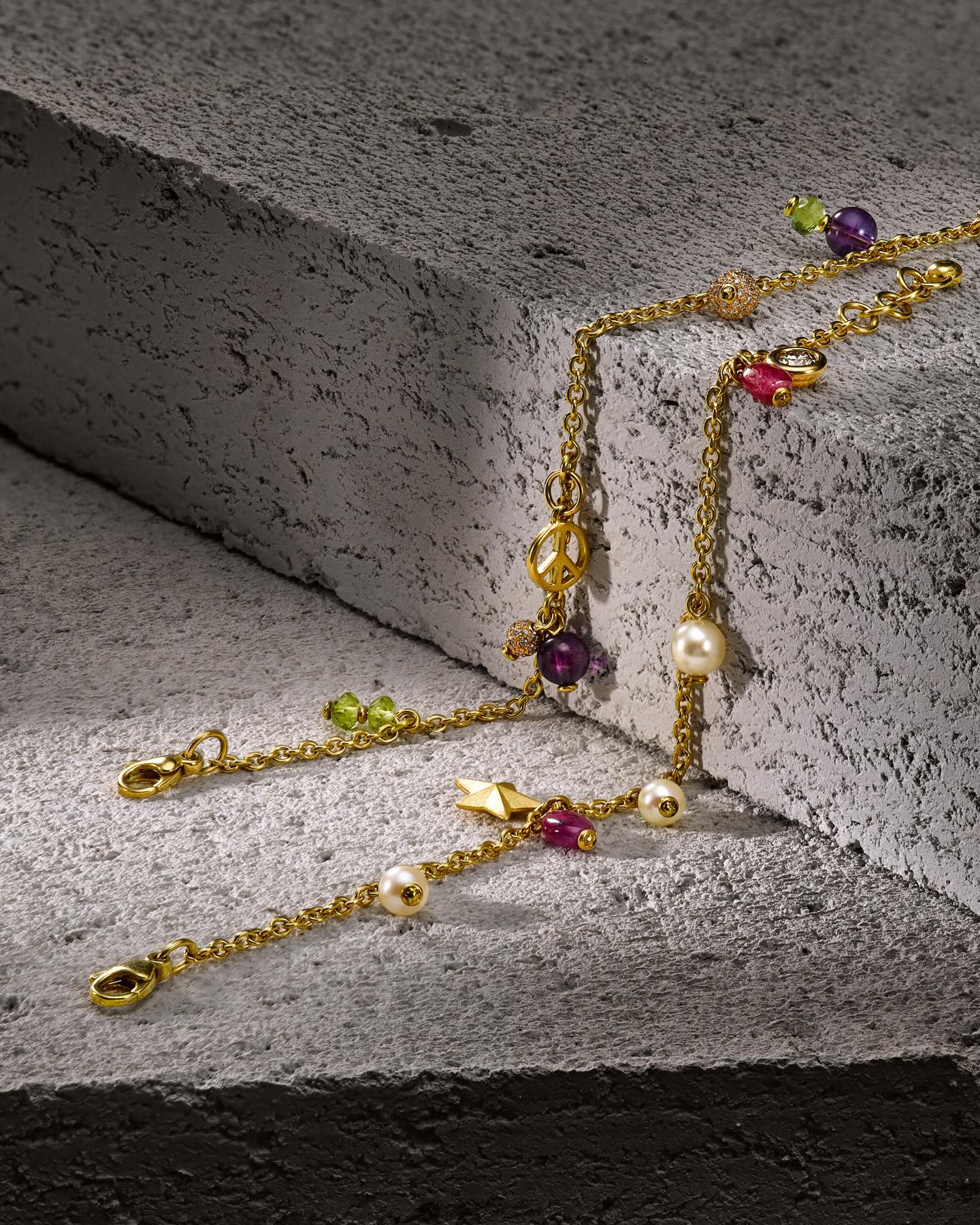 Kleine Charms, grosse Wirkung: Stern, Peace und glitzernde Edelsteine.
Armketteli // Perlen, Rubine, Brillant // Gelbgold 750
Armketteli // Amethyste, Peridote & Brillanten // Gelbgold 750
www.uhl.ch #uhl #schmuck #gelbgold #coloredgemstones #diamonds pearl ruby peridot amethyst uhldesign bigiuhl gold goldschmied luxury