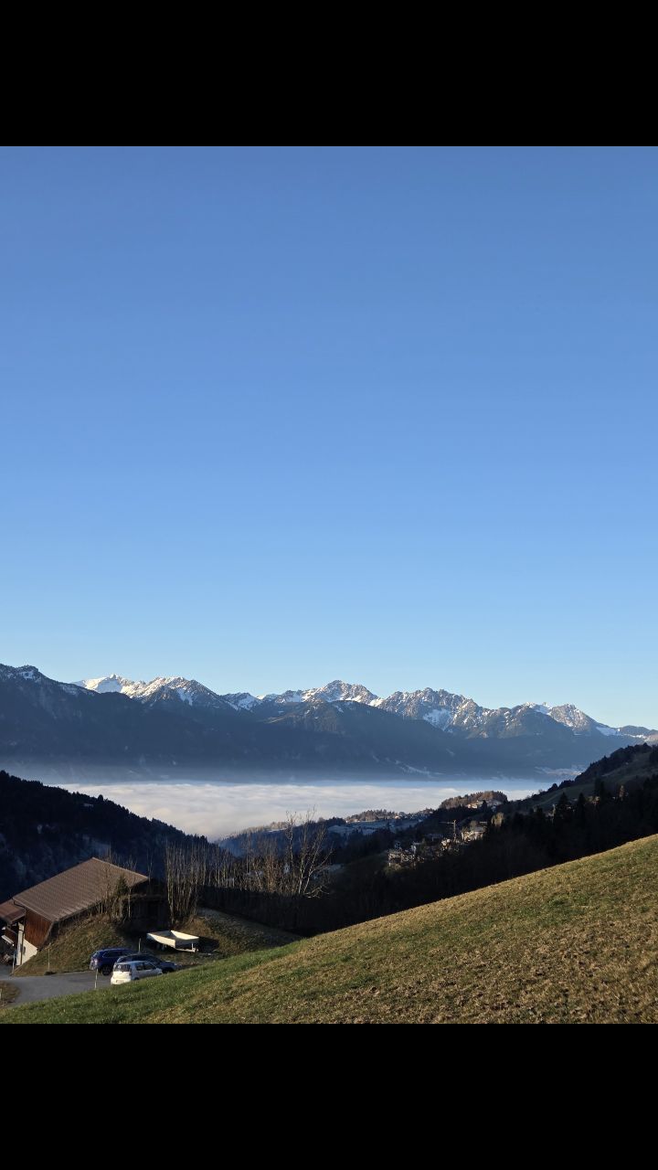 Wandern auf historischen Pfaden im Großen Walsertal.
Dort, wo die Walser siedeln und Lawinen seit jeher das Leben geprägt haben. Geschichte, die man Schritt für Schritt spürt.
Bei einer geführten Wanderung erlebst du die Berge hautnah. Bist du dabei?
#winterwandern #wandern #lawine #iguideyou #bergliabi