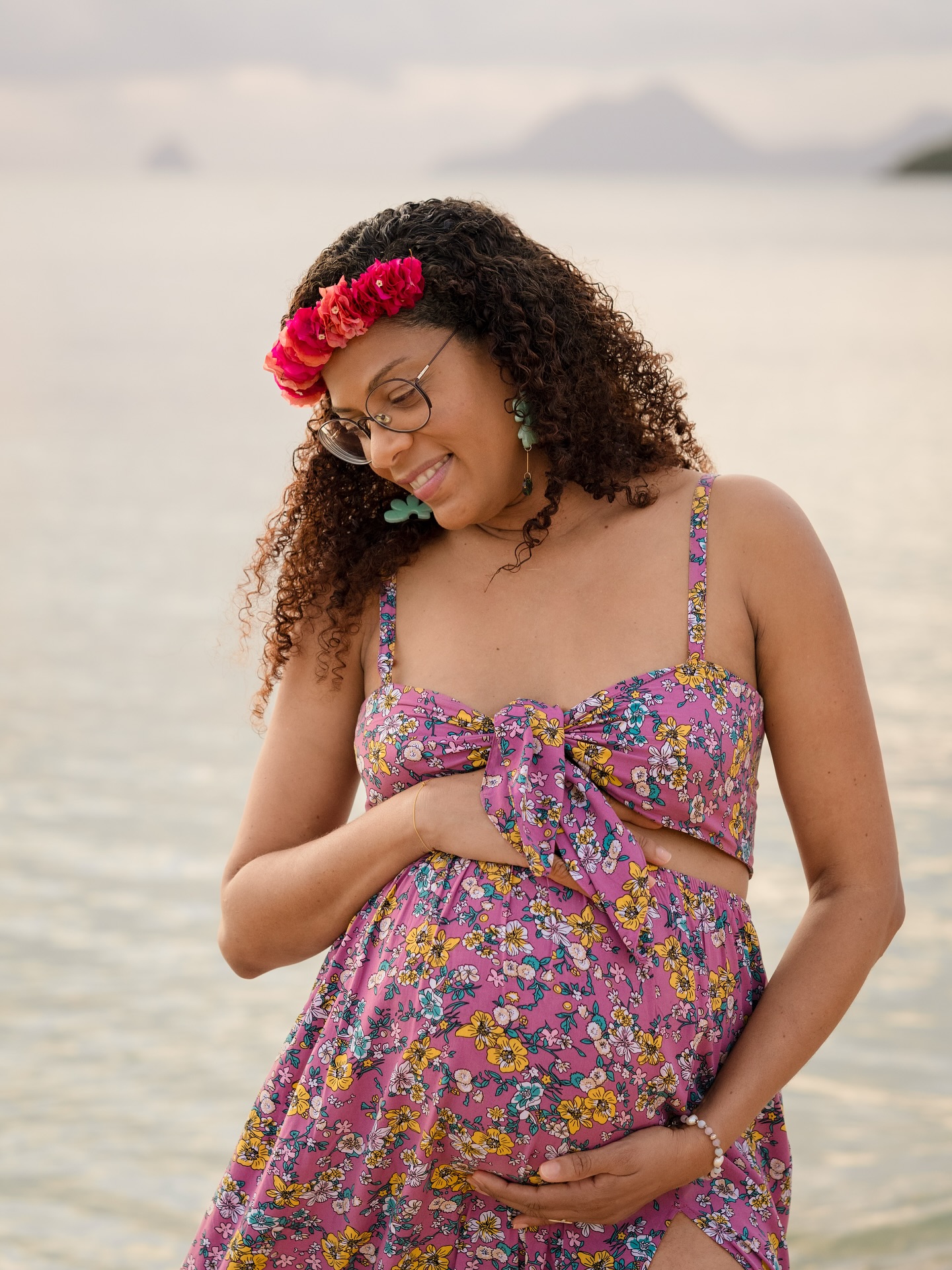 ✨ Photographier la douceur, célébrer la vie ✨
À l’occasion d’Octobre Rose, j’ai eu le bonheur d’organiser un petit concours photo, né d’une belle collaboration avec une @nolwenn_naturelle
Même si je vous partage ces images aujourd’hui, en décembre, le message reste intemporel 💗
Ce shooting, c’est avant tout un moment suspendu :
🌸 une femme,
🌸 une future maman,
🌸 un temps de création où elle réalise sa couronne de fleurs, symbole de féminité, de force et de renaissance.
Merci à toutes les personnes qui ont rendu ce projet possible et à celles qui me font confiance pour immortaliser ces moments précieux.
Je vous souhaite de très belles fêtes de fin d’année 🎄
Que le Nouvel An à venir soit rempli de lumière, de projets inspirants et de souvenirs à créer 💫
#october #martinique #photographe #photographematernité #fleur #photographielifestyle #fetedefindannée #grossesse #photographie #shootinggrossesse